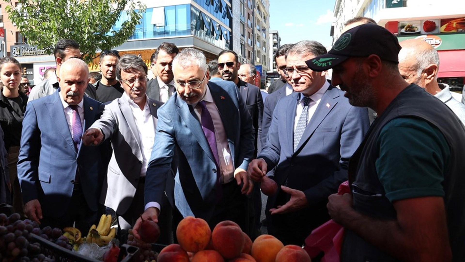 Çalışma ve Sosyal Güvenlik Bakanı Prof. Dr. Vedat Işıkhan, çeşitli ziyaretlerde bulunmak ve programlara katılmak üzere Van’a gitti.
