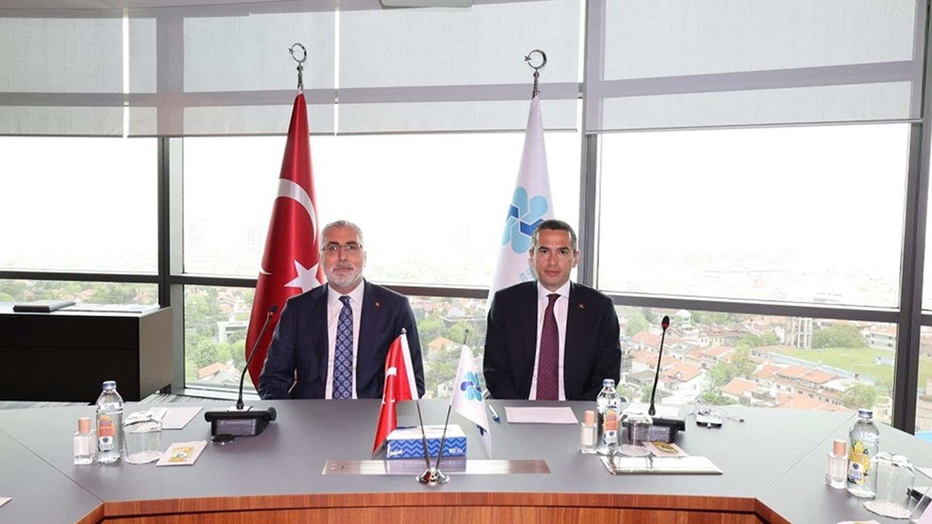 Çalışma ve Sosyal Güvenlik Bakanı Prof. Dr. Vedat Işıkhan, Türkiye İşveren Sendikaları Konfederasyonu (TİSK) Yönetim Kurulu Başkanı Özgür Burak Akkol ve beraberindeki TİSK Yönetim Kurulu Üyeleri ile İstanbul’da bir araya geldi.