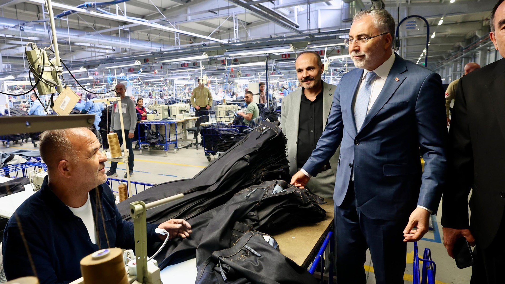 Çalışma ve Sosyal Güvenlik Bakanı Prof. Dr. Vedat Işıkhan, çeşitli ziyaretlerde bulunmak ve programlara katılmak üzere Aksaray’a gitti.