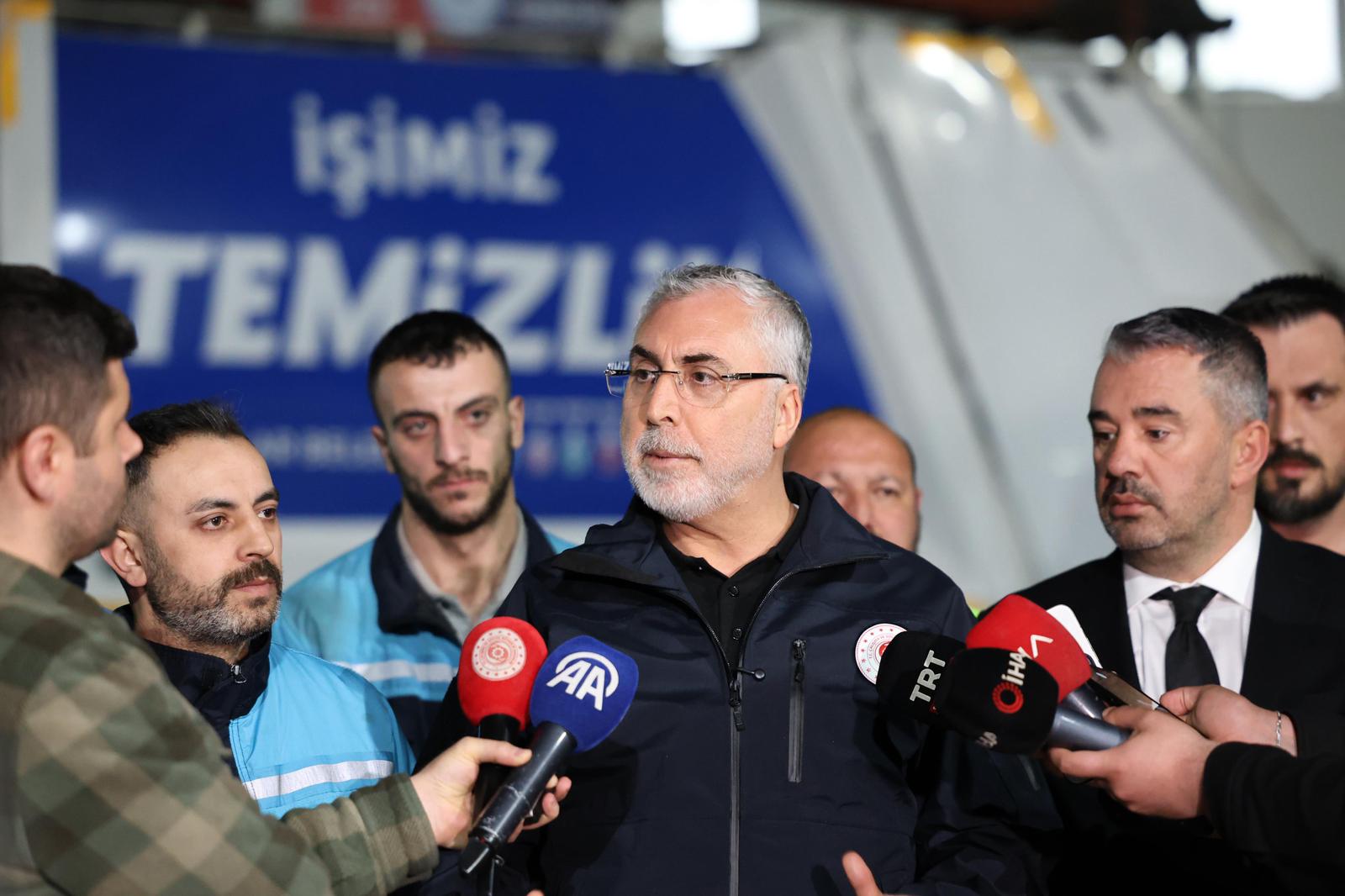 Çalışma ve Sosyal Güvenlik Bakanı Vedat Işıkhan, Pursaklar Belediyesi işçilerini ziyaret ederek, 1 Mayıs Emek ve Dayanışma Günü'nü kutladı.