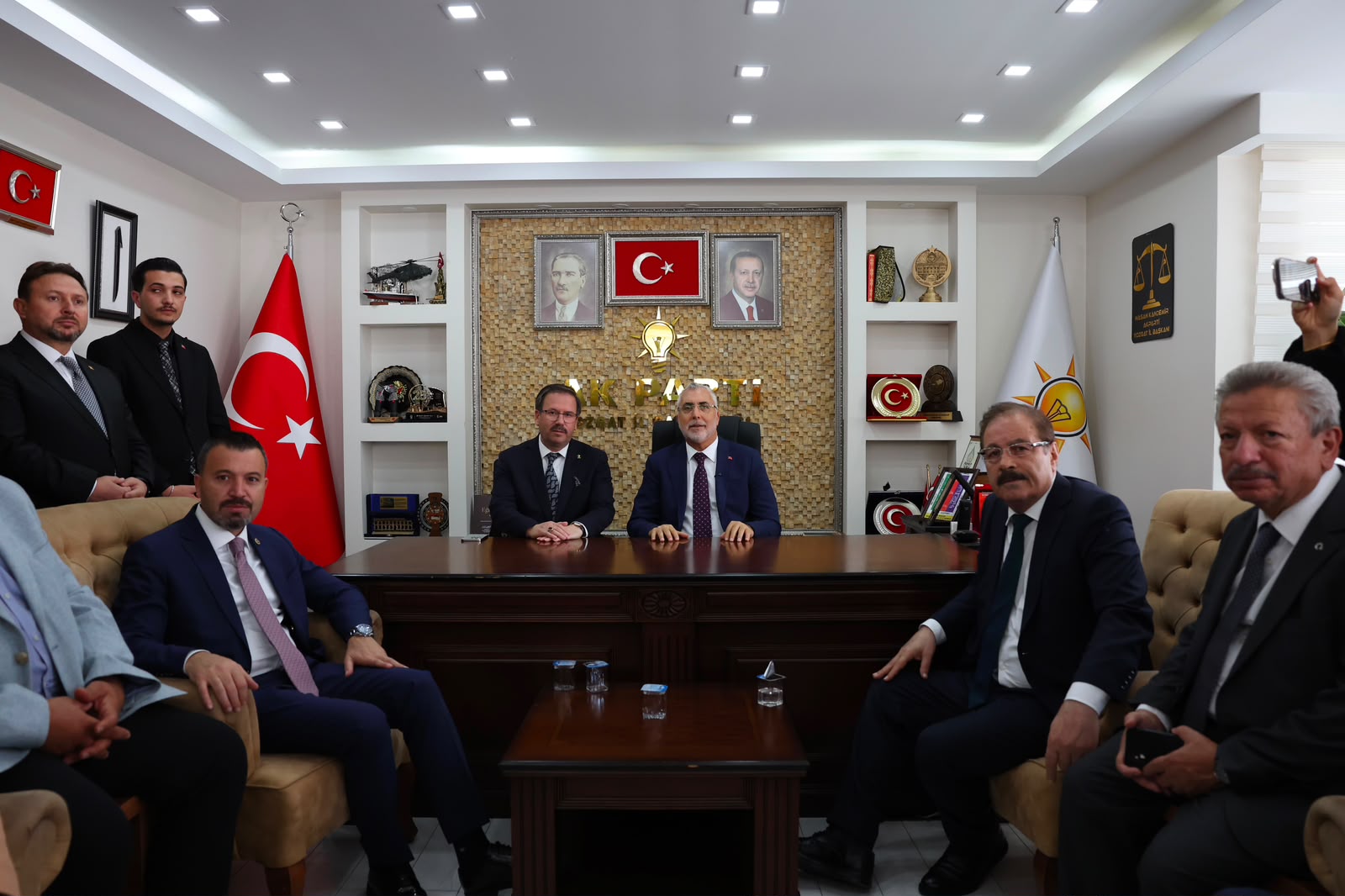 Çalışma ve Sosyal Güvenlik Bakanı Prof. Dr. Vedat Işıkhan, çeşitli ziyaretlerde bulunmak ve programlara katılmak üzere Yozgat’a gitti.
