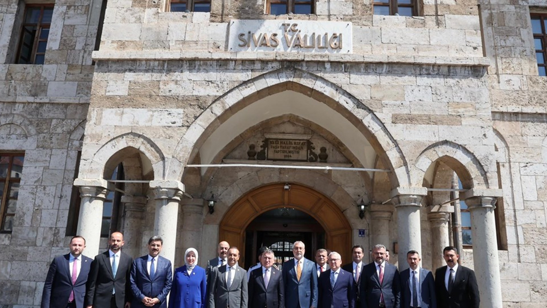 Çalışma ve Sosyal Güvenlik Bakanı Prof. Dr. Vedat Işıkhan, çeşitli temaslarda bulunmak ve “Milli Müdafaadan Milli Kalkınmaya; Türkiye Yüzyılı’nın Kadınları, Kadın İstihdam Sistemi İş Pozitif Tanıtım Programı ve Fuar Açılışı” programına katılmak üzere Sivas’a gitti.