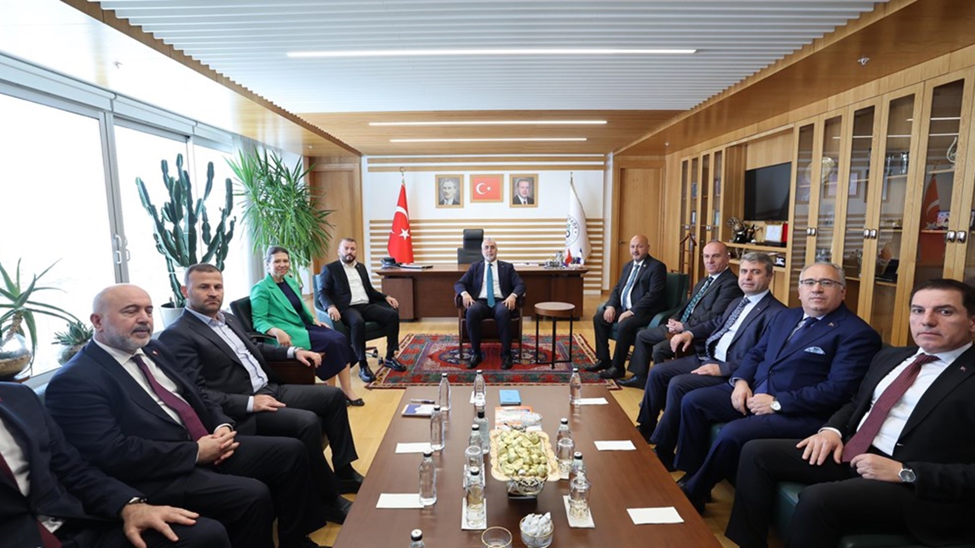 Çalışma ve Sosyal Güvenlik Bakanı Prof. Dr. Vedat Işıkhan, çeşitli temaslarda bulunmak ve programlara katılmak üzere İstanbul’a gitti.