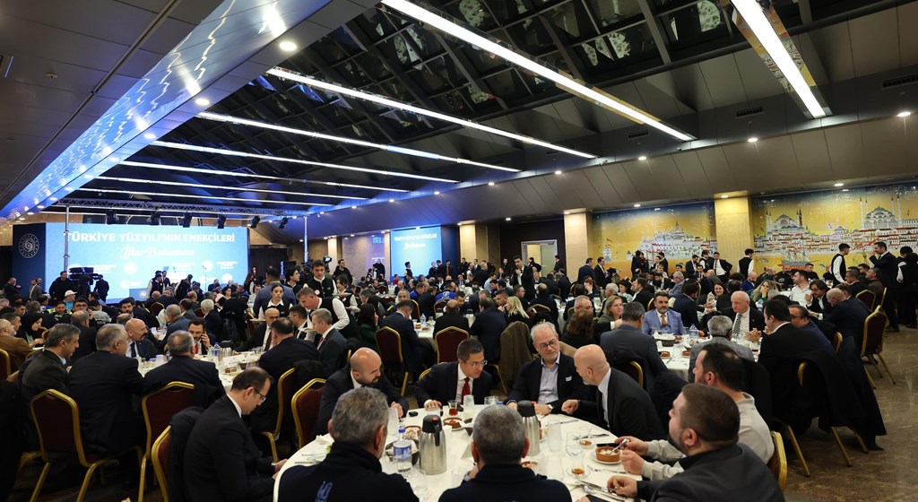 Çalışma ve Sosyal Güvenlik Bakanı Prof. Dr. Vedat Işıkhan, Cumhurbaşkanı Recep Tayyip Erdoğan’ın teşrifleriyle İstanbul Haliç Kongre Merkezi’nde düzenlenen “Türkiye Yüzyılı’nın Emekçileri İftar Buluşması” Programında işçi ve işverenlerle bir araya geldi.