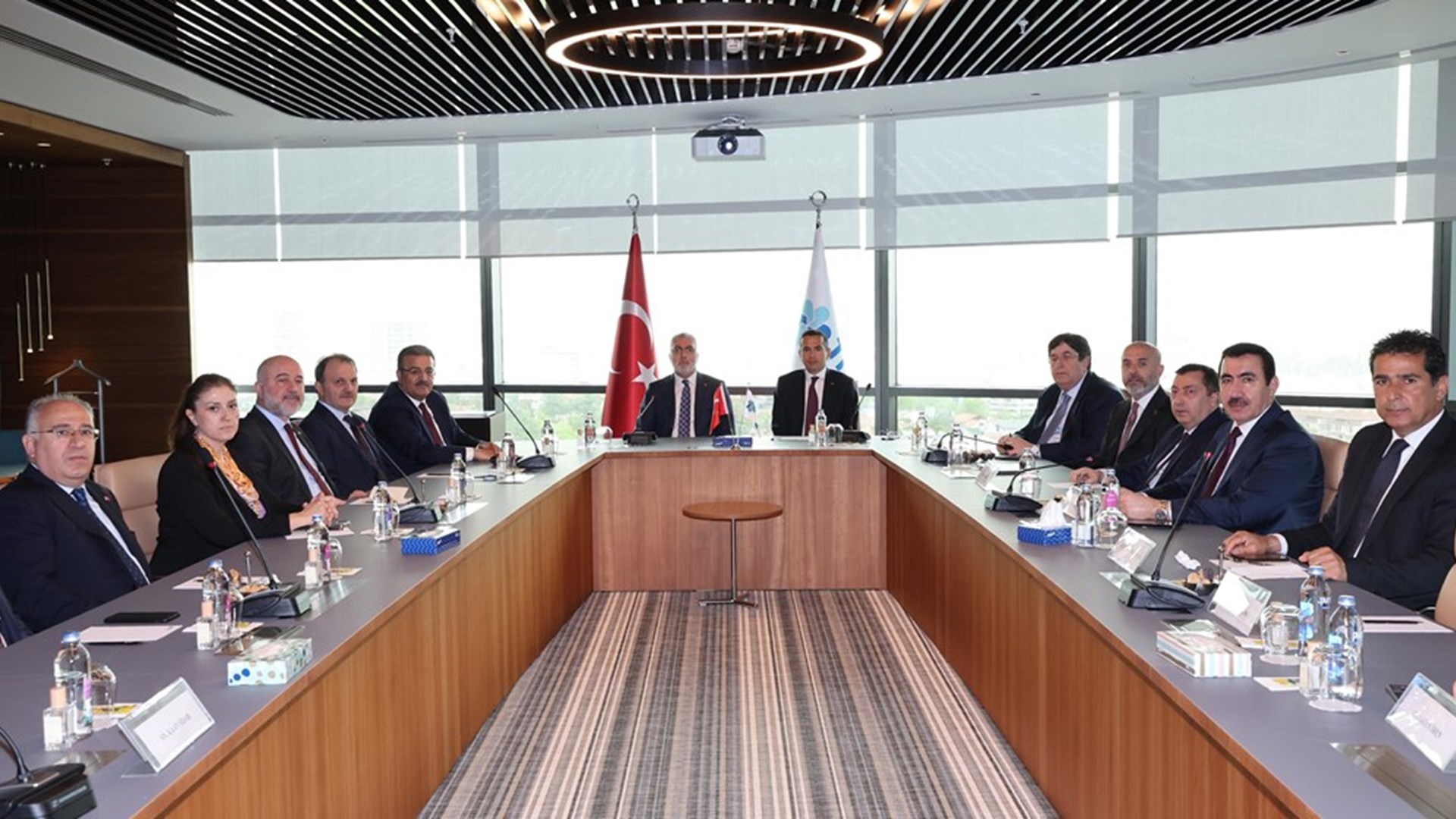 Çalışma ve Sosyal Güvenlik Bakanı Prof. Dr. Vedat Işıkhan, Türkiye İşveren Sendikaları Konfederasyonu (TİSK) Yönetim Kurulu Başkanı Özgür Burak Akkol ve beraberindeki TİSK Yönetim Kurulu Üyeleri ile İstanbul’da bir araya geldi.