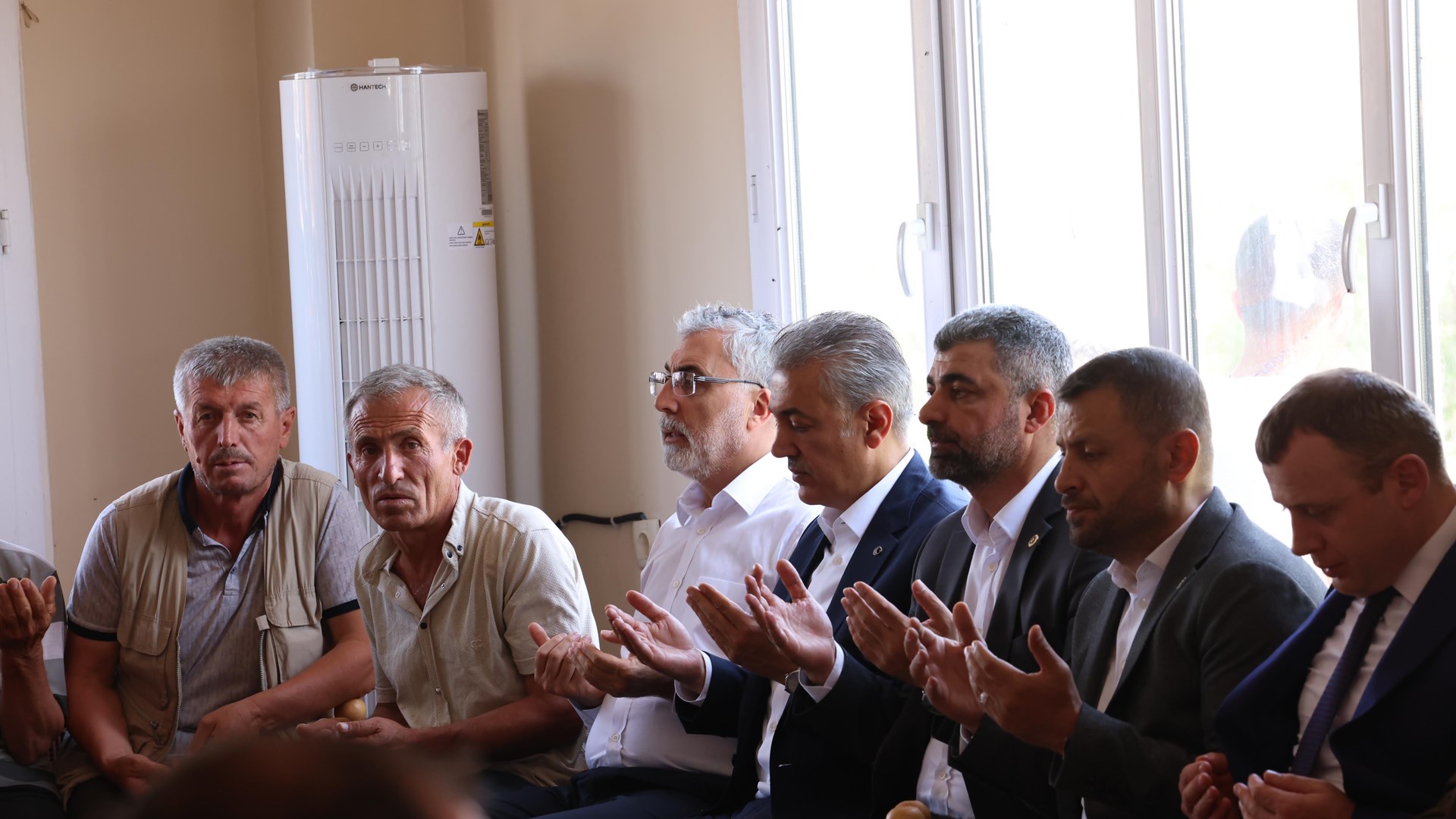 Çalışma ve Sosyal Güvenlik Bakanı Prof. Dr. Vedat Işıkhan, Diyarbakır ve Mardin'de çıkan yangın nedeniyle hayatını kaybedenlerin yakınlarına taziye ziyaretinde bulundu.