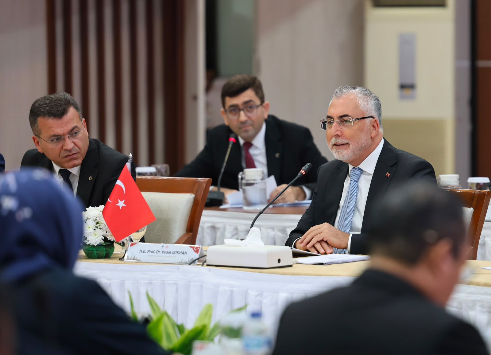 Türkiye-Endonezya Bakanlıklararası Ortak Çalışma Komisyonu Birinci Toplantısı, Çalışma ve Sosyal Güvenlik Bakanı Prof. Dr. Vedat Işıkhan ile Endonezya İşgücü Bakanı Prof. Dr. Yassierli ve Endonezya ve Türkiye heyetlerinin katılımıyla Cakarta’da gerçekleşti.