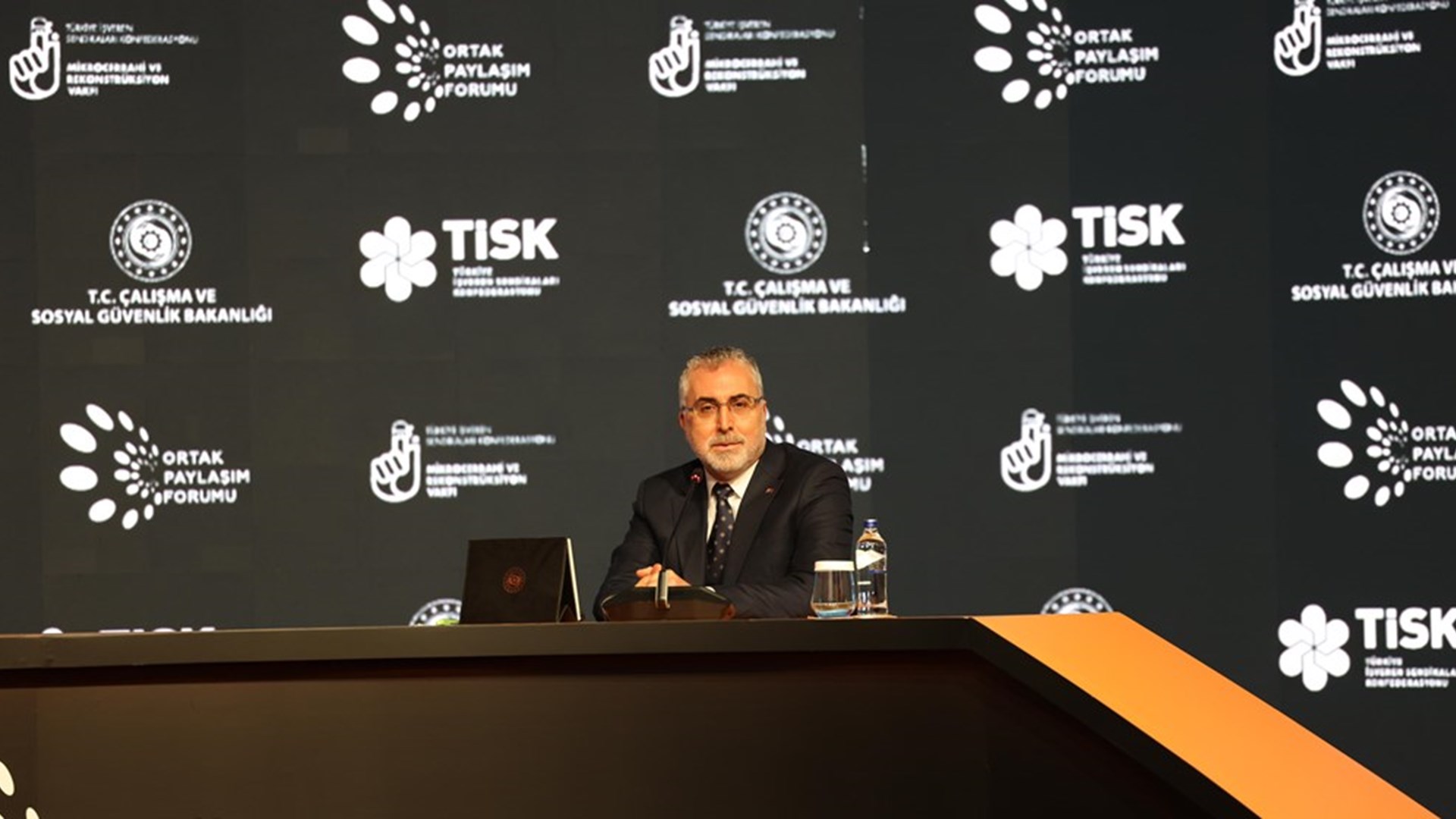 Çalışma ve Sosyal Güvenlik Bakanı Prof. Dr. Vedat Işıkhan, Cumhurbaşkanı Recep Tayyip Erdoğan’ın katılımıyla Çalışma ve Sosyal Güvenlik Bakanlığı ve Türkiye İşveren Sendikaları Konfederasyonu (TİSK) tarafından düzenlenen Ortak Paylaşım Forumu’nda konuştu.