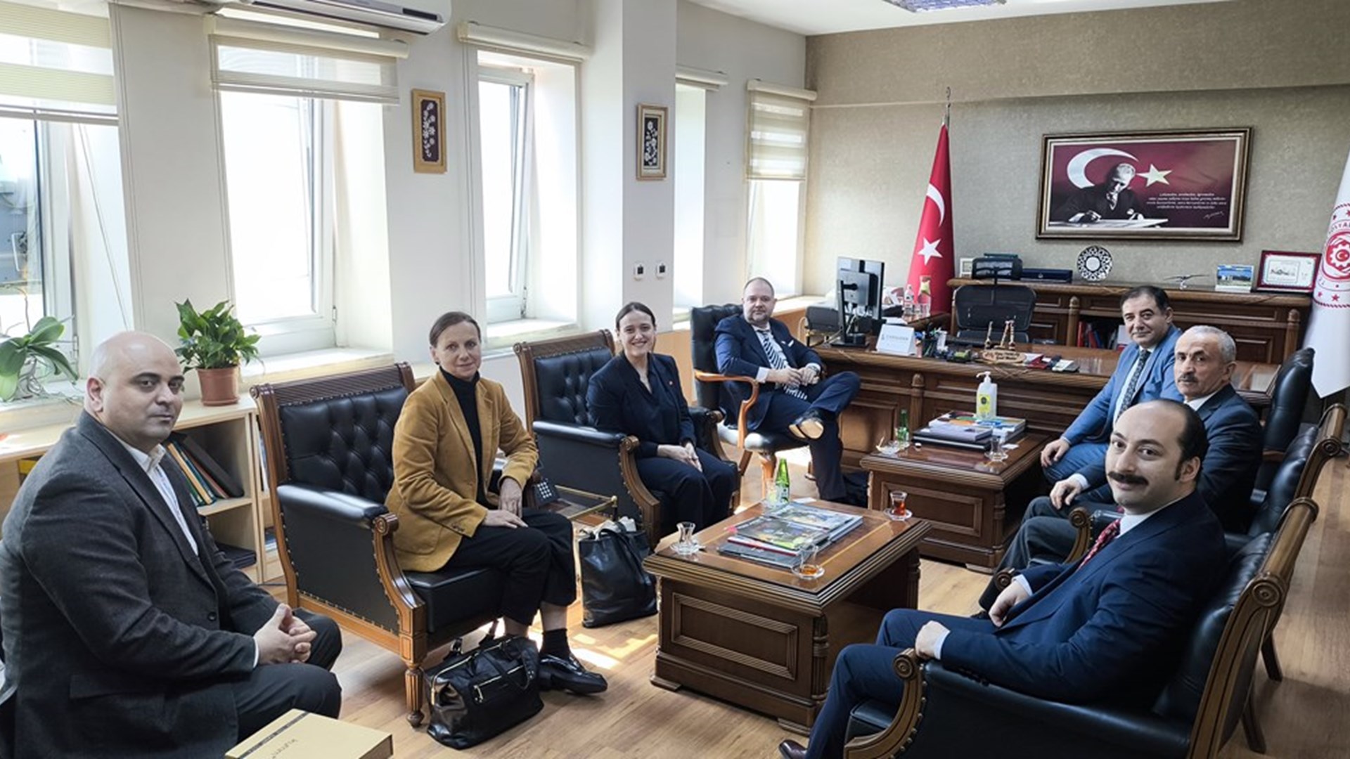 Almanya Federal Cumhuriyeti (AFC) Çalışma ve Sosyal İşler Bakanlığından bir heyet, Bakanlığın Avrupa ve Uluslararası İstihdam ve Sosyal Politika Genel Müdürü Dr. Carsten Stender başkanlığında Genel Müdürlüğümüze bir çalışma ziyareti gerçekleştirdi.