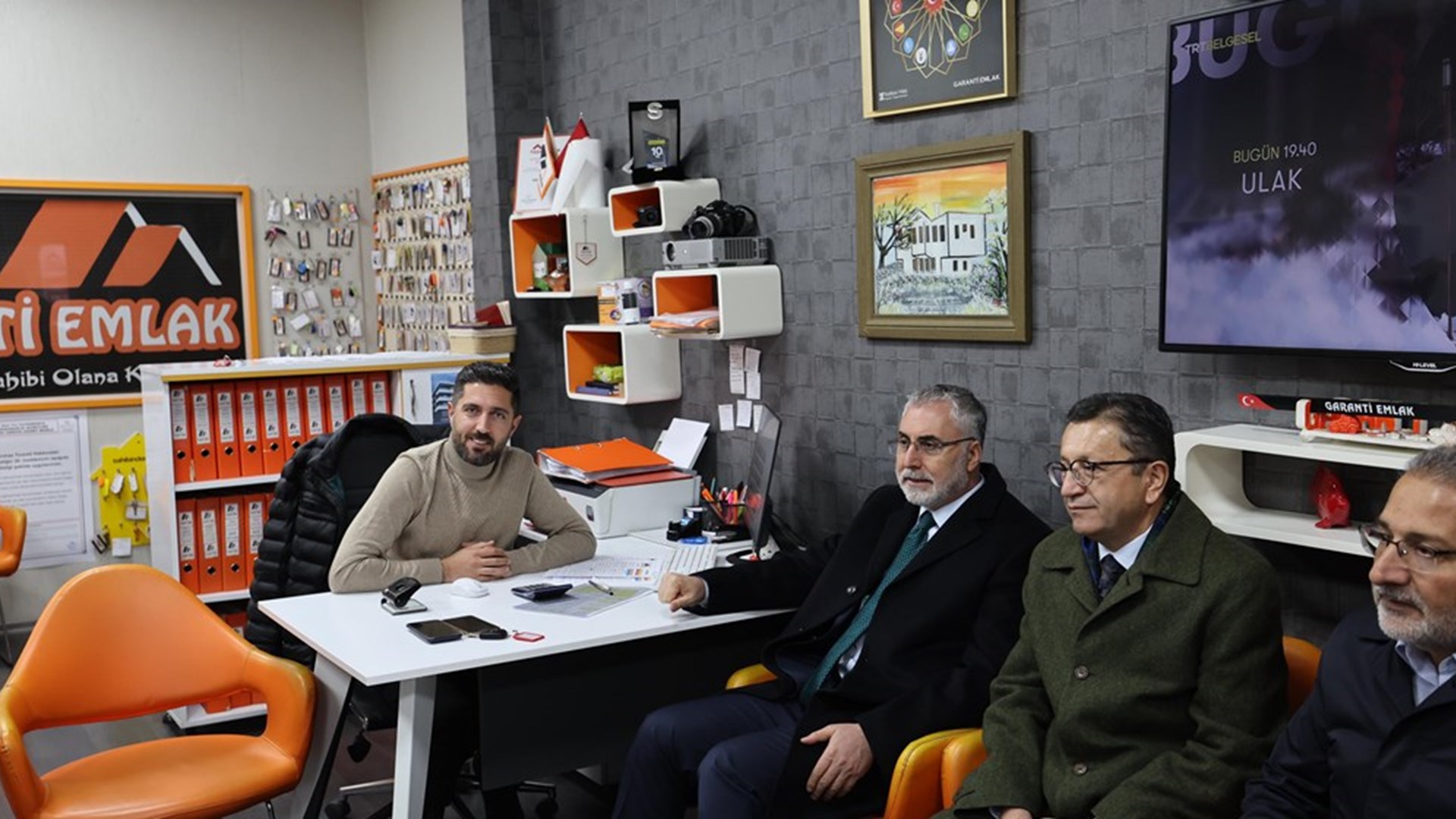 Çalışma ve Sosyal Güvenlik Bakanı Prof. Dr. Vedat Işıkhan, çeşitli temaslarda bulunmak ve programlara katılmak için Ankara’nın Keçiören ve Altındağ İlçelerini ziyaret etti.