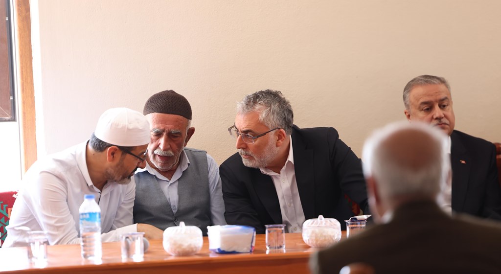 Çalışma ve Sosyal Güvenlik Bakanı Prof. Dr. Vedat Işıkhan, Diyarbakır ve Mardin'de çıkan yangın nedeniyle hayatını kaybedenlerin yakınlarına taziye ziyaretinde bulundu.