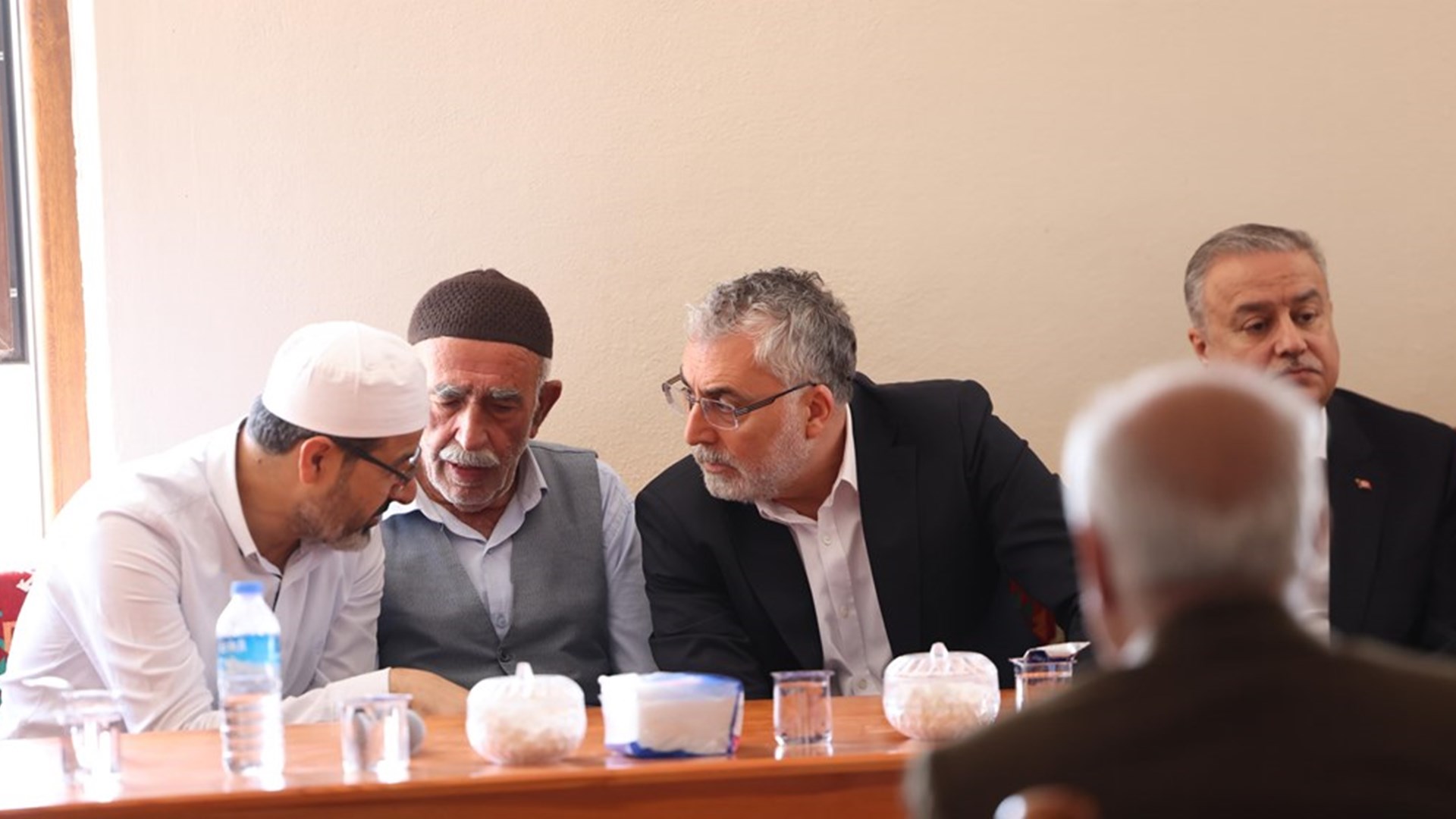 Çalışma ve Sosyal Güvenlik Bakanı Prof. Dr. Vedat Işıkhan, Diyarbakır ve Mardin'de çıkan yangın nedeniyle hayatını kaybedenlerin yakınlarına taziye ziyaretinde bulundu.