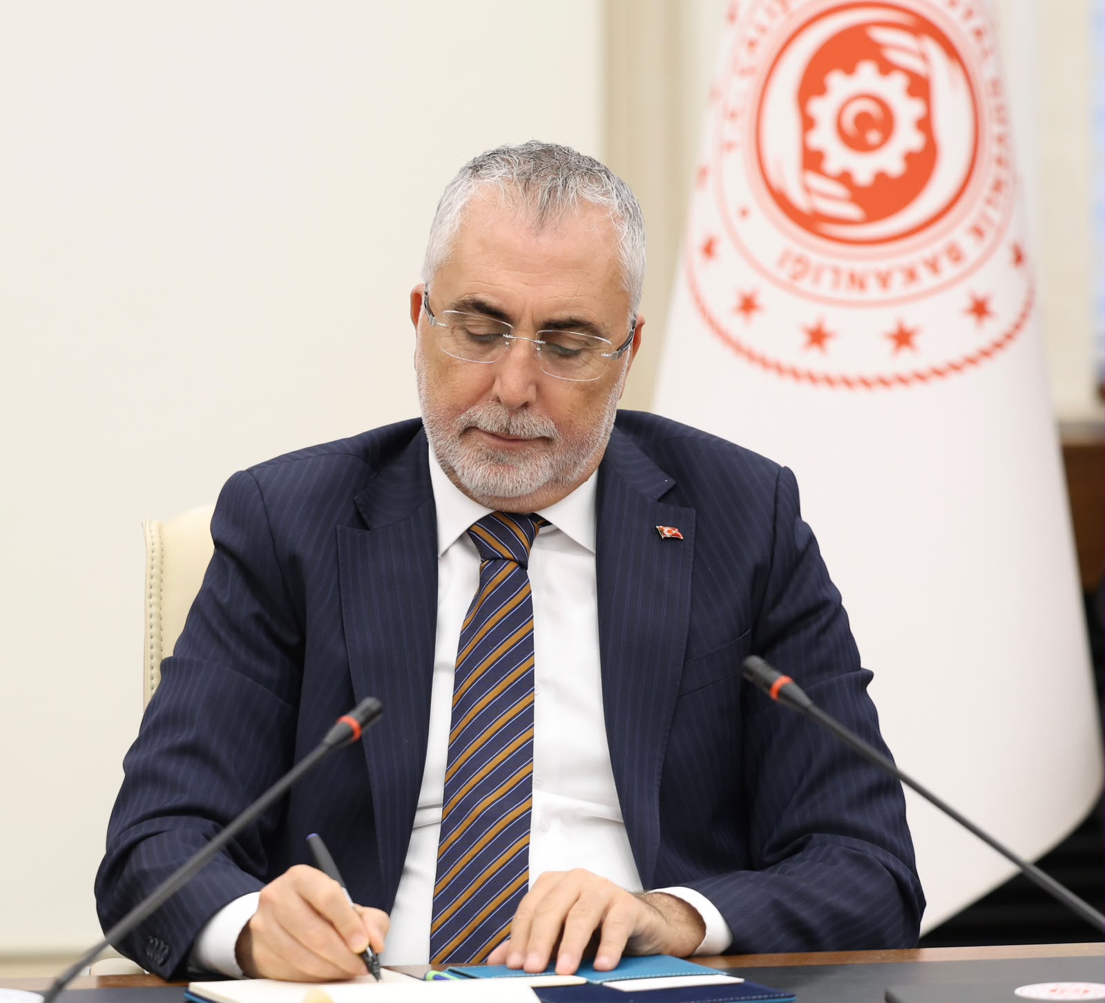 Kamu Personeli Danışma Kurulu (KPDK) Toplantısı, Çalışma ve Sosyal Güvenlik Bakanı Prof. Dr. Vedat Işıkhan’ın başkanlığında gerçekleşti. KPDK, “Kamu Personel Sistemine İlişkin Düzenleme İhtiyacı Bulunan Hususlar” gündemiyle Çalışma ve Sosyal Güvenlik Bakanlığı Reşat Moralı Toplantı Salonu’nda toplandı.