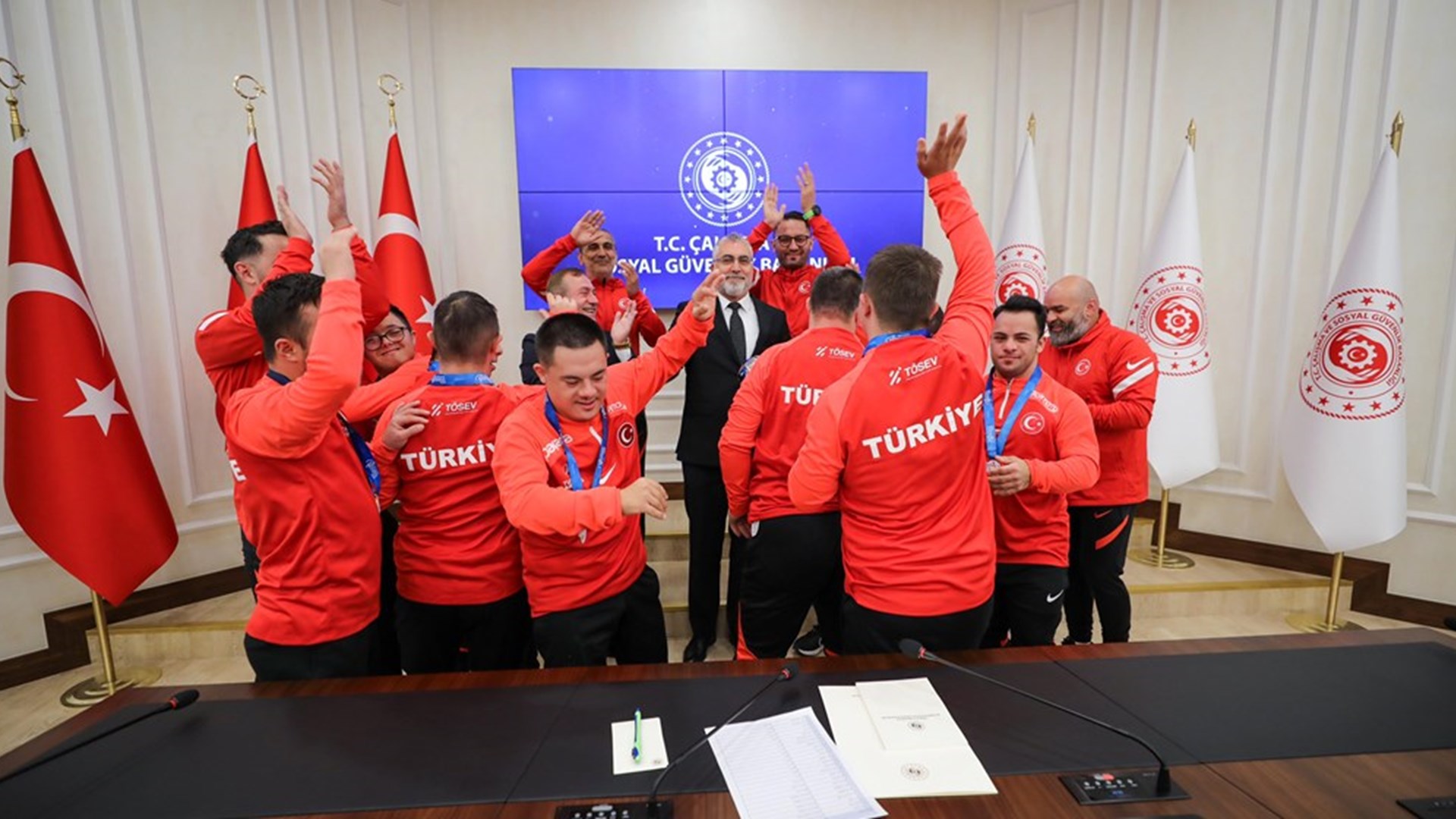 Çalışma ve Sosyal Güvenlik Bakanı Prof. Dr. Vedat Işıkhan, İtalya'nın Padova kentinde düzenlenen Down Sendromlular Avrupa Şampiyonası finalinde Portekiz'i 2-1 yenerek altın madalya kazanan Futsal Milli Takımını Bakanlıkta ağırladı.