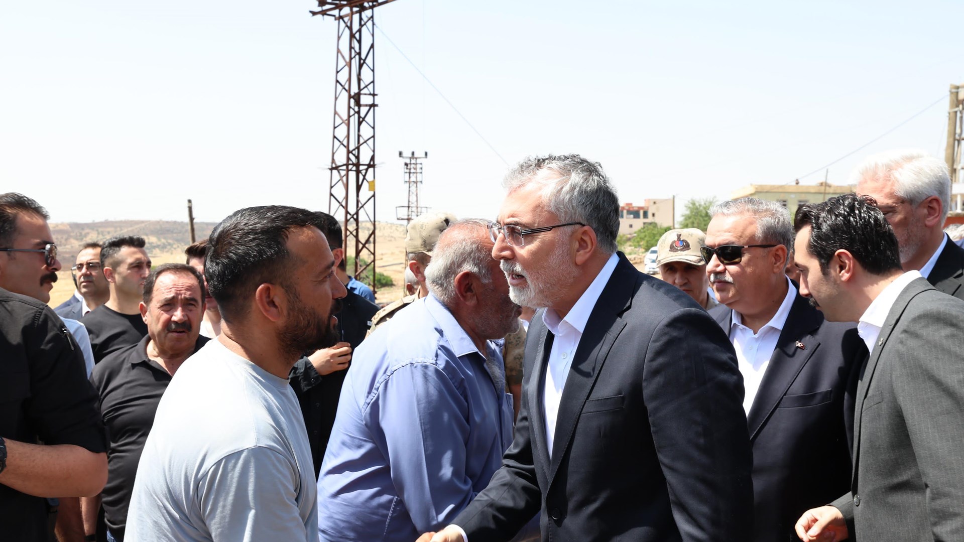 Çalışma ve Sosyal Güvenlik Bakanı Prof. Dr. Vedat Işıkhan, Diyarbakır ve Mardin'de çıkan yangın nedeniyle hayatını kaybedenlerin yakınlarına taziye ziyaretinde bulundu.