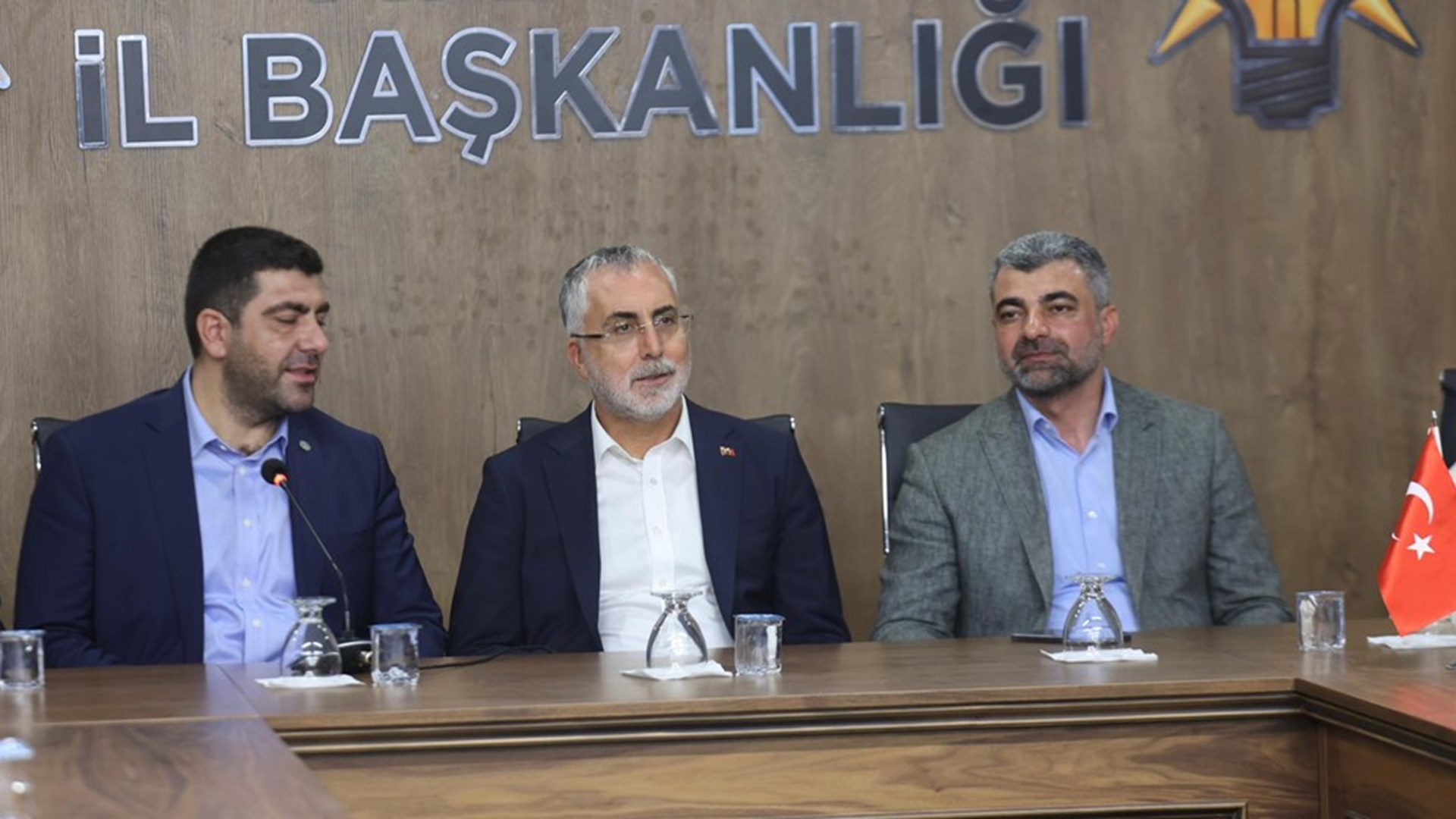 Çalışma ve Sosyal Güvenlik Bakanı Vedat Işıkhan, çeşitli temaslarda bulunmak ve “Mardin İş Dünyası İstişare Toplantısı”na katılmak üzere Mardin’e gitti.