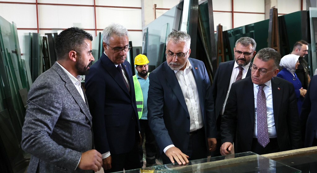 Çalışma ve Sosyal Güvenlik Bakanı Prof. Dr. Vedat Işıkhan, çeşitli temaslarda bulunmak ve “Milli Müdafaadan Milli Kalkınmaya; Türkiye Yüzyılı’nın Kadınları, Kadın İstihdam Sistemi İş Pozitif Tanıtım Programı ve Fuar Açılışı” programına katılmak üzere Sivas’a gitti.