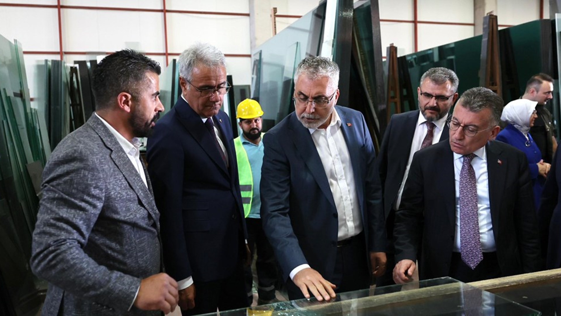 Çalışma ve Sosyal Güvenlik Bakanı Prof. Dr. Vedat Işıkhan, çeşitli temaslarda bulunmak ve “Milli Müdafaadan Milli Kalkınmaya; Türkiye Yüzyılı’nın Kadınları, Kadın İstihdam Sistemi İş Pozitif Tanıtım Programı ve Fuar Açılışı” programına katılmak üzere Sivas’a gitti.