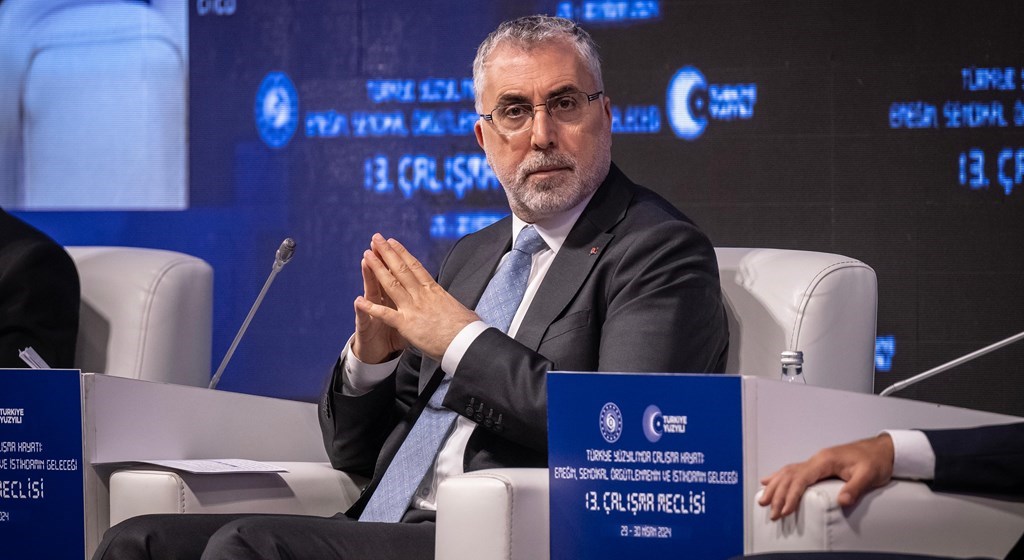 Çalışma ve Sosyal Güvenlik Bakanı Prof. Dr. Vedat Işıkhan, "Türkiye Yüzyılında Çalışma Hayatı: Emeğin, Sendikal Örgütlenmenin ve İstihdamın Geleceği" temasıyla düzenlenen 13. Çalışma Meclisi toplantısına katıldı.