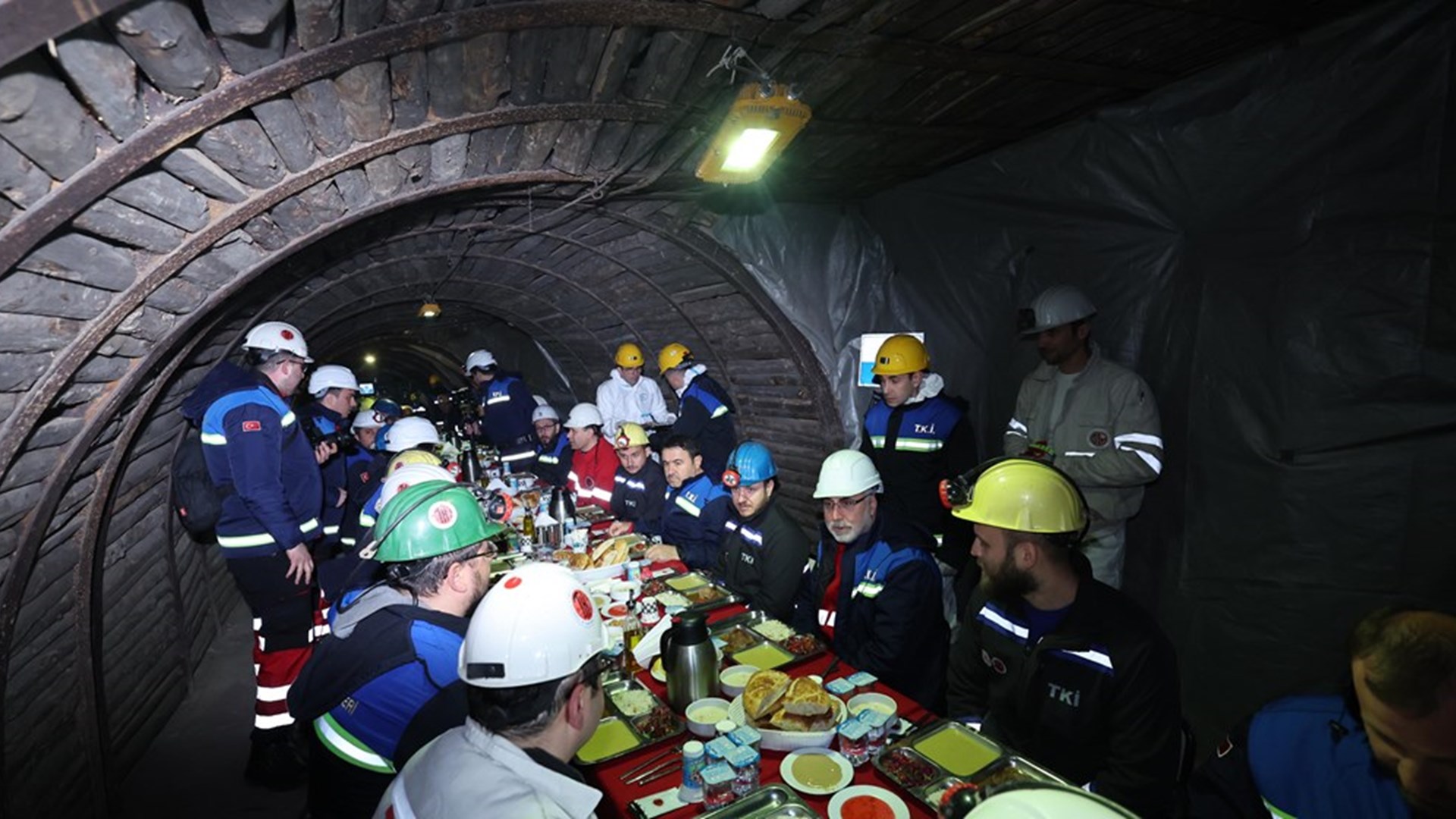 Çalışma ve Sosyal Güvenlik Bakanı Prof. Dr. Vedat Işıkhan, çeşitli temaslarda bulunmak ve programlara katılmak üzere Kütahya’ya gitti.