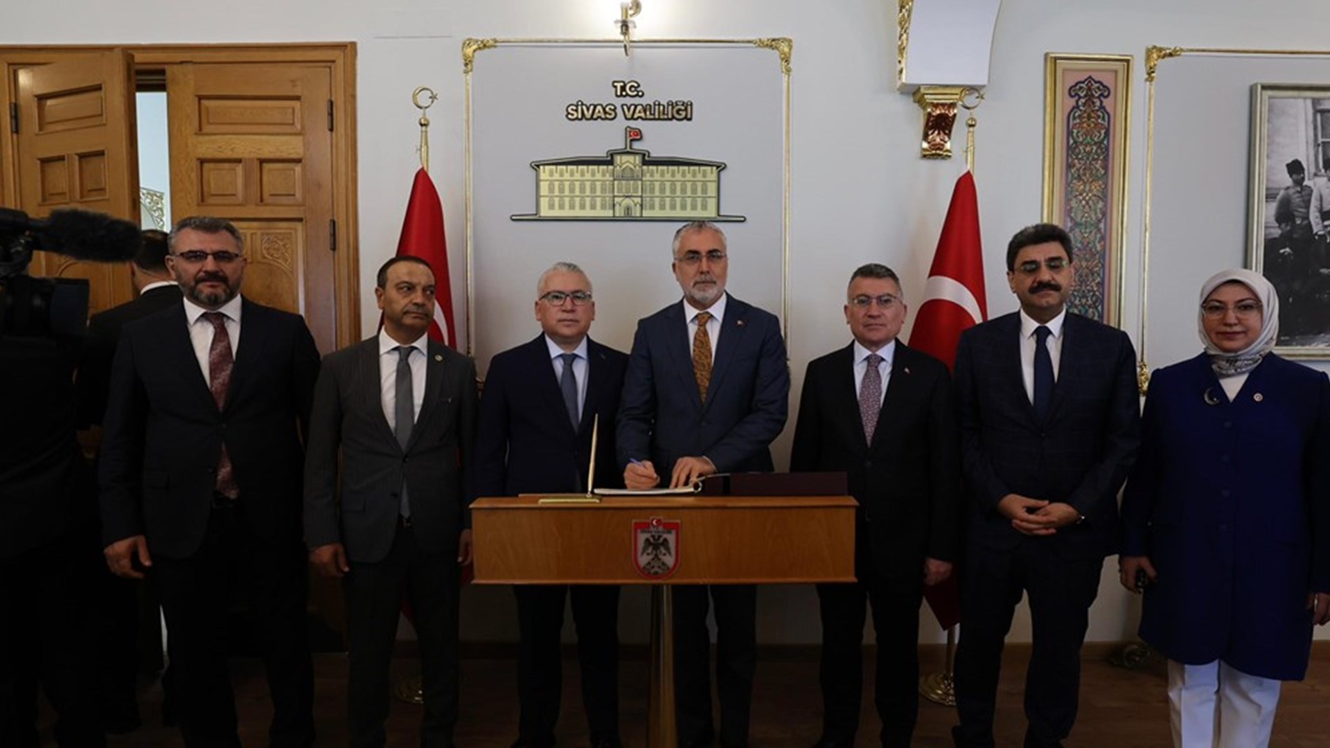 Çalışma ve Sosyal Güvenlik Bakanı Prof. Dr. Vedat Işıkhan, çeşitli temaslarda bulunmak ve “Milli Müdafaadan Milli Kalkınmaya; Türkiye Yüzyılı’nın Kadınları, Kadın İstihdam Sistemi İş Pozitif Tanıtım Programı ve Fuar Açılışı” programına katılmak üzere Sivas’a gitti.