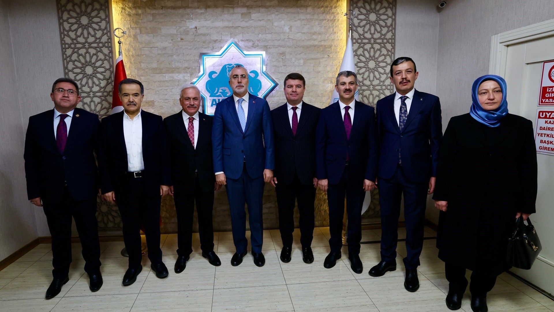 Çalışma ve Sosyal Güvenlik Bakanı Prof. Dr. Vedat Işıkhan, çeşitli ziyaretlerde bulunmak ve programlara katılmak üzere Aksaray’a gitti.