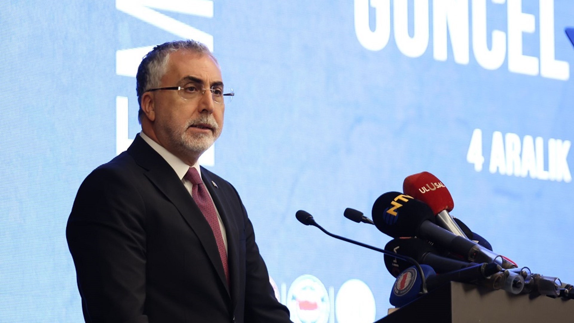 Çalışma ve Sosyal Güvenlik Bakanı Prof. Dr. Vedat Işıkhan, Memur Sendikaları Konfederasyonu (Memur-Sen), Ankara Sosyal Bilimler Üniversitesi ve Ankara Yıldırım Beyazıt Üniversitesi işbirliğiyle Memur-Sen Genel Merkezi’nde düzenlenen “Kamu Personel Sisteminin Güncel ve Hukuki Sorunları Sempozyumu” na katıldı.