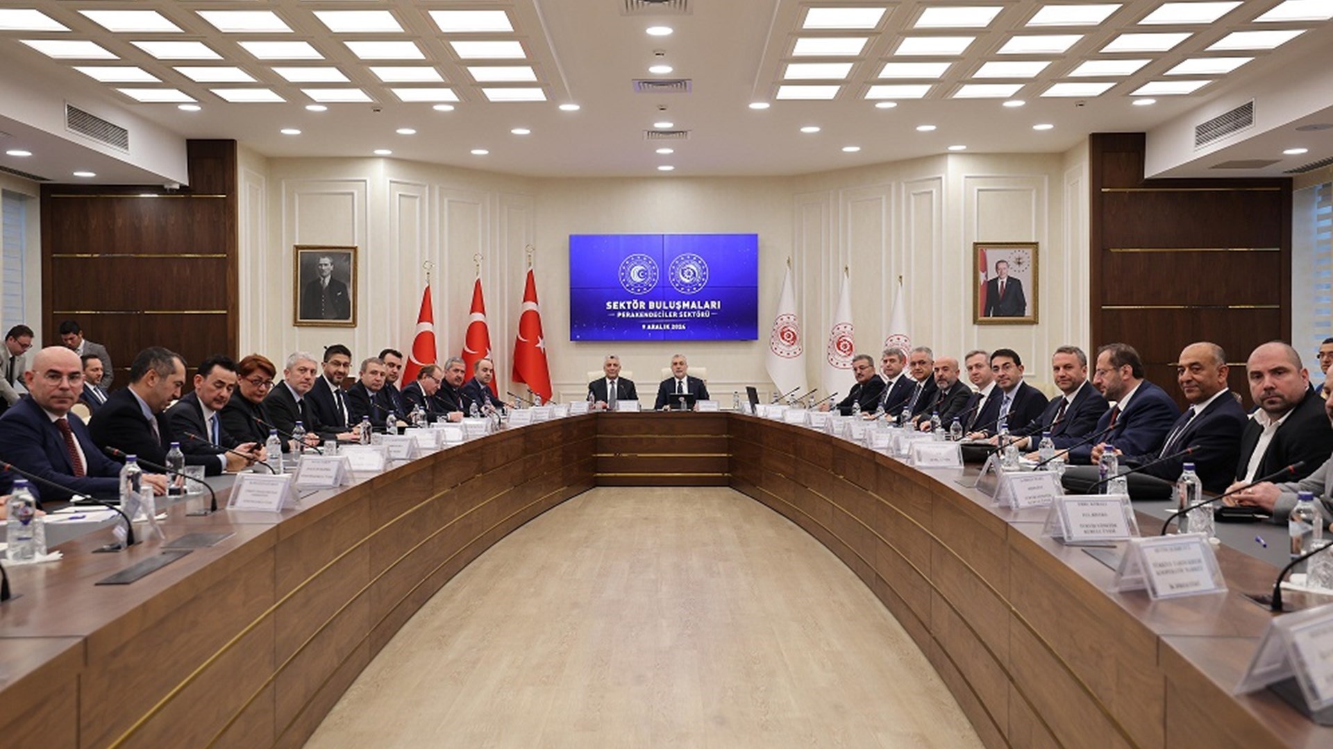 Çalışma ve Sosyal Güvenlik Bakanı Prof. Dr. Vedat Işıkhan, Ticaret Bakanı Ömer Bolat’ın da katılımıyla Çalışma ve Sosyal Güvenlik Bakanlığı ev sahipliğinde Reşat Moralı Toplantı Salonu’nda düzenlenen “Perakendeciler Sektör Toplantısı”na katıldı.