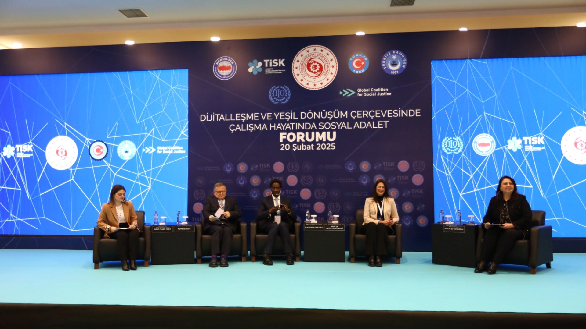 20 Şubat Dünya Sosyal Adalet Günü vesilesiyle, Bakanlığımızın öncülüğünde ve Küresel Sosyal Adalet Koalisyonu kapsamında düzenlenen “Dijitalleşme ve Yeşil Dönüşüm Çerçevesinde Sosyal Adalet Forumu” geniş katılımla gerçekleştirildi. Forum, Türkiye İşveren Sendikaları Konfederasyonu (TİSK), Türkiye İşçi Sendikaları Konfederasyonu (TÜRK-İŞ), Memur Sendikaları Konfederasyonu (MEMUR-SEN) ve Türkiye Kamu Çalışanları Sendikaları Konfederasyonu (KAMU-SEN) işbirliğiyle düzenlendi.