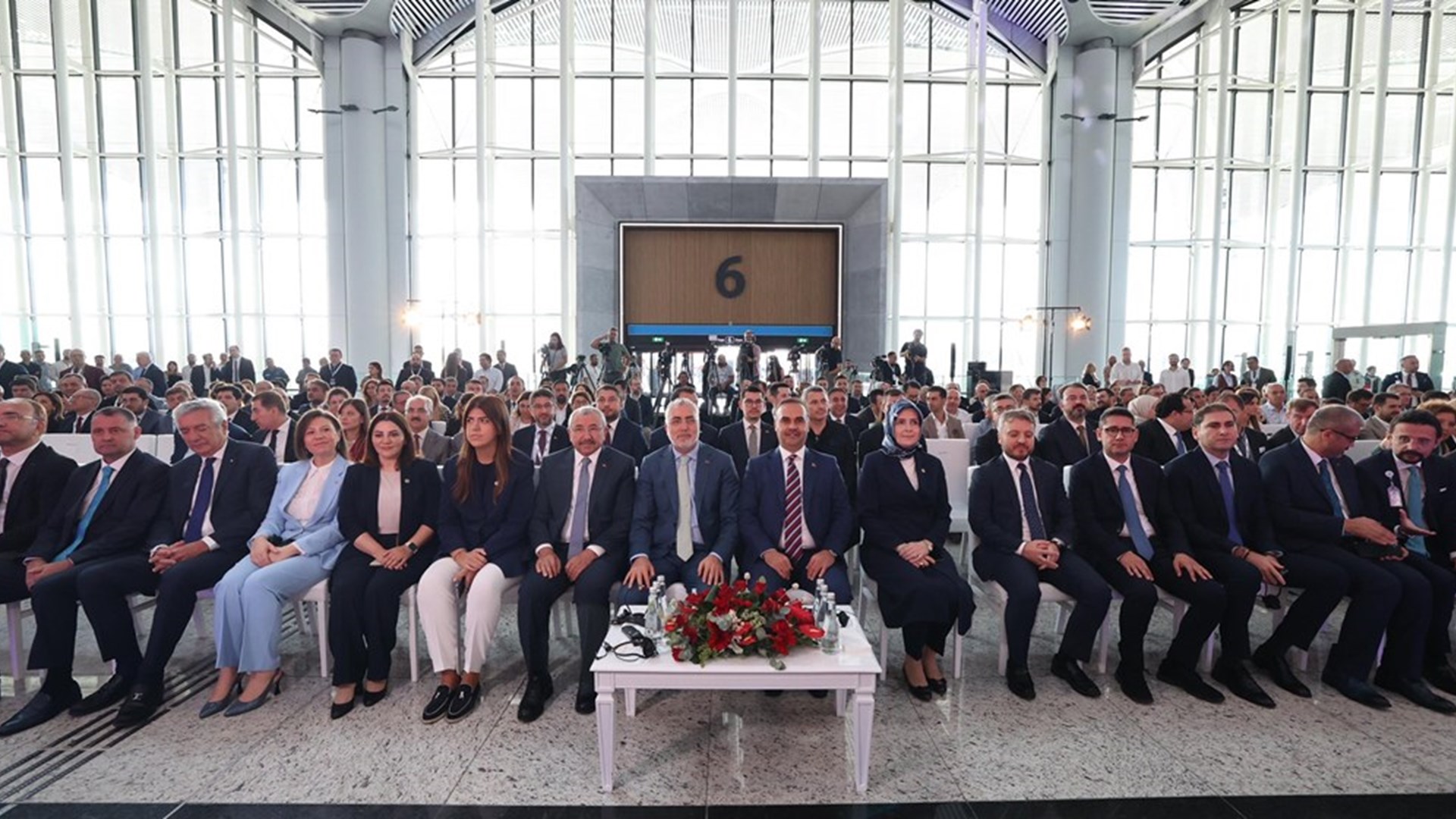 Çalışma ve Sosyal Güvenlik Bakanı Vedat Işıkhan, Sanayi ve Teknoloji Bakanı Mehmet Fatih Kacır ile birlikte İstanbul Havaalanı’nda düzenlenen Türkiye Techvisa Tanıtım Programı’na katılarak bir konuşma gerçekleştirdi.