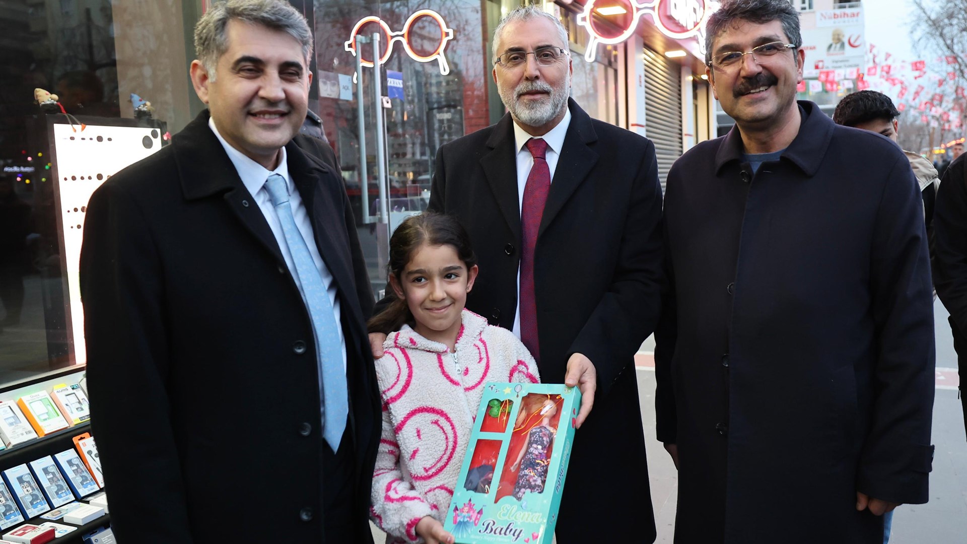 Çalışma ve Sosyal Güvenlik Bakanı Prof. Dr. Vedat Işıkhan, çeşitli temaslarda bulunmak ve programlara katılmak üzere Batman’a gitti.