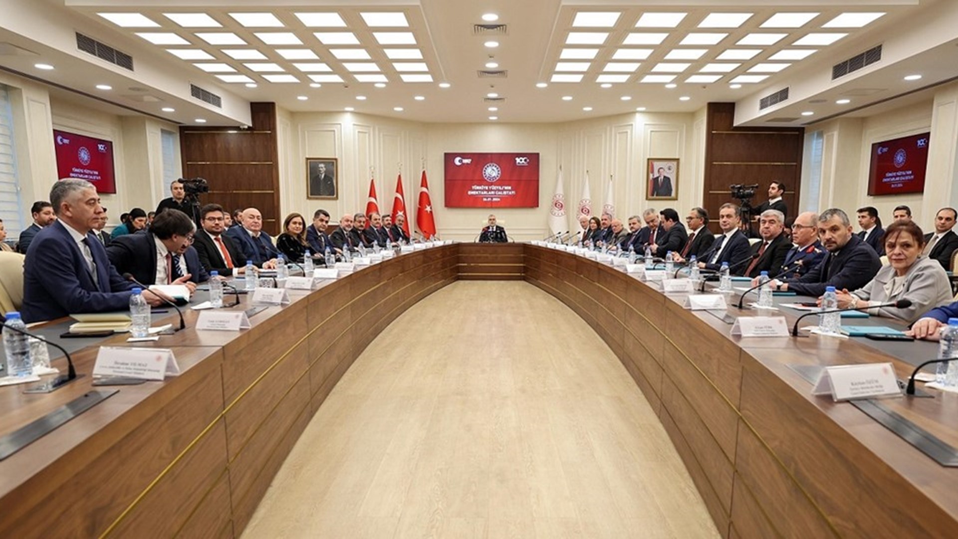 Çalışma ve Sosyal Güvenlik Bakanı Prof. Dr. Vedat Işıkhan, Çalışma ve Sosyal Güvenlik Bakanlığı ev sahipliğinde Reşat Moralı Toplantı Salonu’nda düzenlenen “Türkiye Yüzyılı’nın Emektarları Çalıştayı” na katıldı.