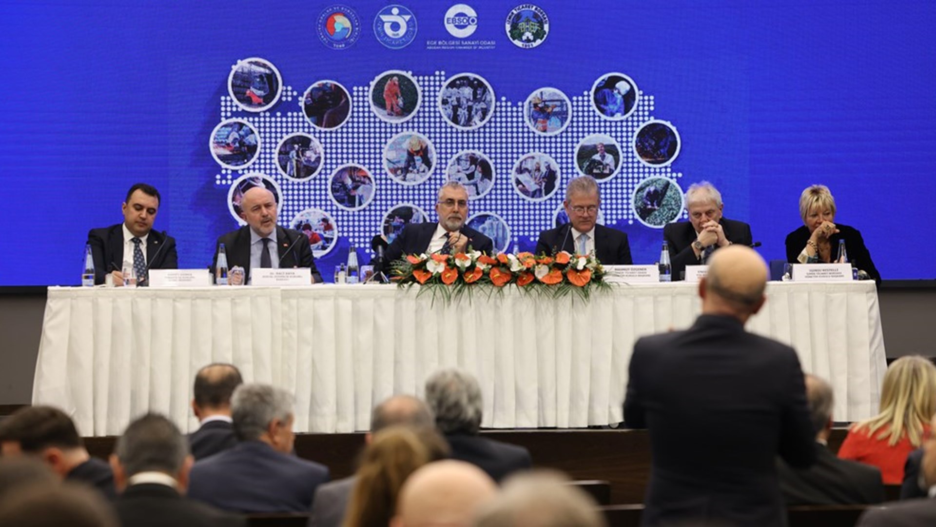 Çalışma ve Sosyal Güvenlik Bakanı Prof. Dr. Vedat Işıkhan, programlara katılmak ve çeşitlik temaslarda bulunmak üzere İzmir’e gitti.