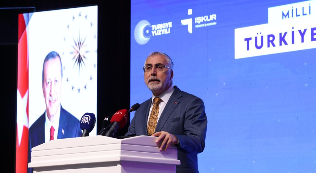 Çalışma ve Sosyal Güvenlik Bakanı Prof. Dr. Vedat Işıkhan, çeşitli temaslarda bulunmak ve “Milli Müdafaadan Milli Kalkınmaya; Türkiye Yüzyılı’nın Kadınları, Kadın İstihdam Sistemi İş Pozitif Tanıtım Programı ve Fuar Açılışı” programına katılmak üzere Sivas’a gitti.