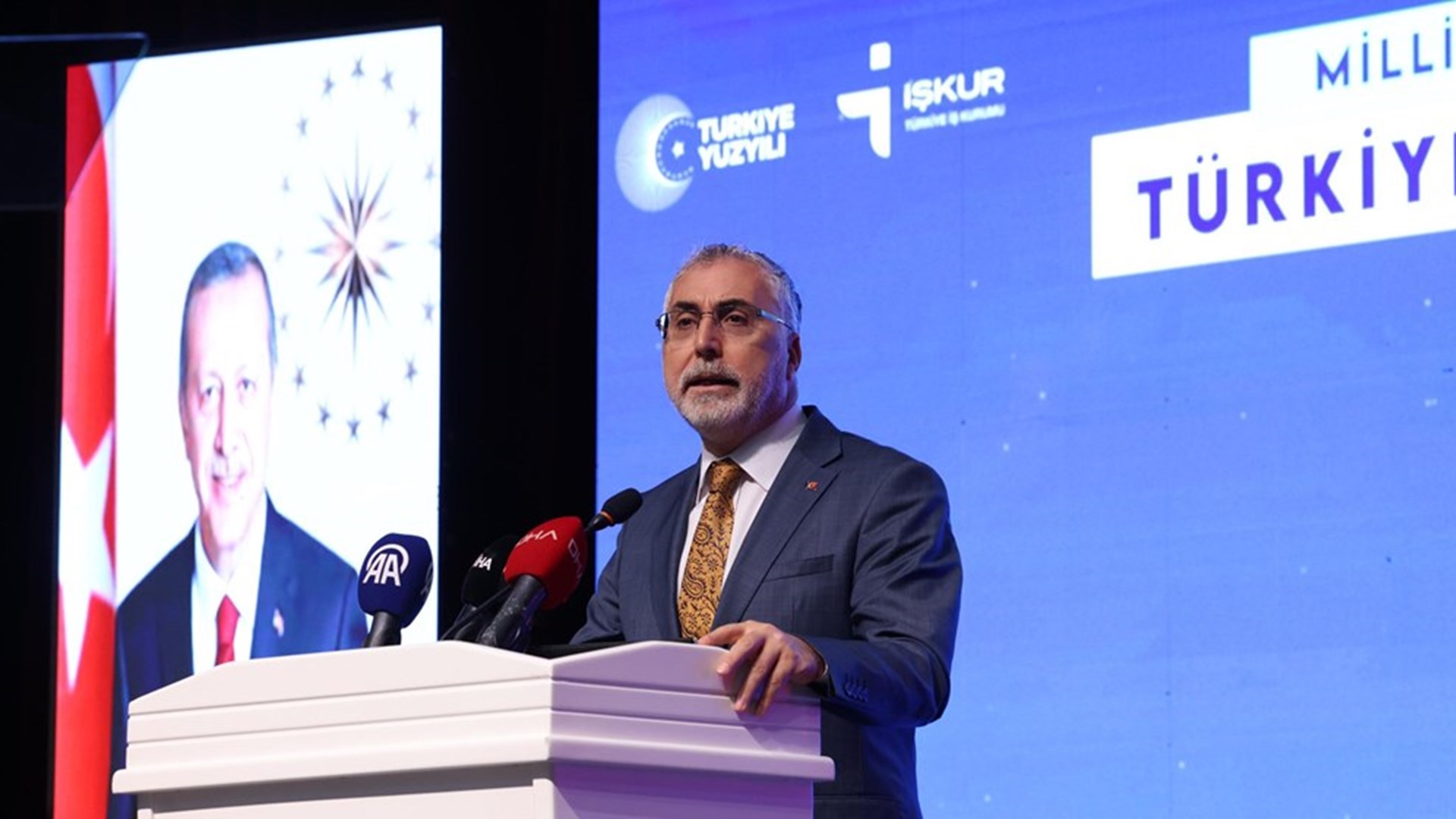 Çalışma ve Sosyal Güvenlik Bakanı Prof. Dr. Vedat Işıkhan, çeşitli temaslarda bulunmak ve “Milli Müdafaadan Milli Kalkınmaya; Türkiye Yüzyılı’nın Kadınları, Kadın İstihdam Sistemi İş Pozitif Tanıtım Programı ve Fuar Açılışı” programına katılmak üzere Sivas’a gitti.