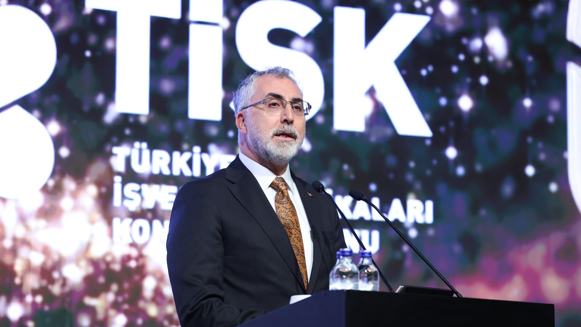 Çalışma ve Sosyal Güvenlik Bakanı Prof. Dr. Vedat Işıkhan, Türkiye İşveren Sendikaları Konfederasyonu’nun (TİSK) düzenlediği “Cumhuriyetimizin 100’üncü Yılında Çalışma Hayatı” Programı Ödül Törenine katıldı.