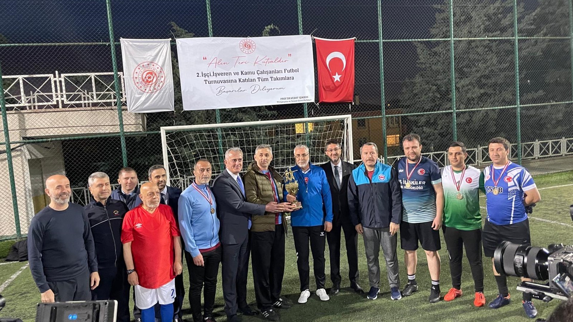 Bakanlığımız tarafından 1 Mayıs Emek ve Dayanışma Günü dolayısıyla düzenlenen “2. İşçi, İşveren ve Kamu Çalışanları Futbol Turnuvasında” Dış İlişkiler ve Avrupa Birliği Genel Müdürlüğümüz futbol takımı 3’üncü oldu.