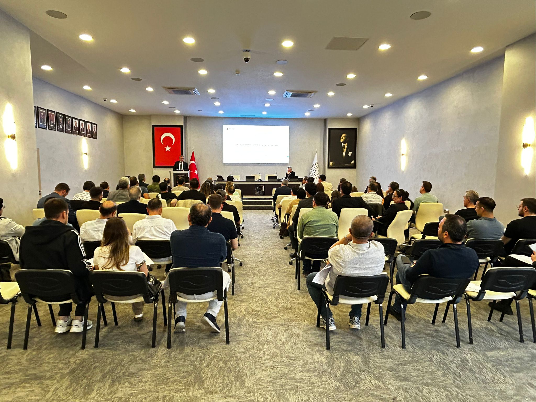 Rehberlik ve Teftiş Başkanlığı tarafından Kütahya Ticaret ve Sanayi Odası iş birliğinde, 14 Mayıs 2026 tarihinde işin yürütümü ile iş sağlığı ve güvenliği teftişleri hakkında bilgilendirme toplantısı düzenledi. 