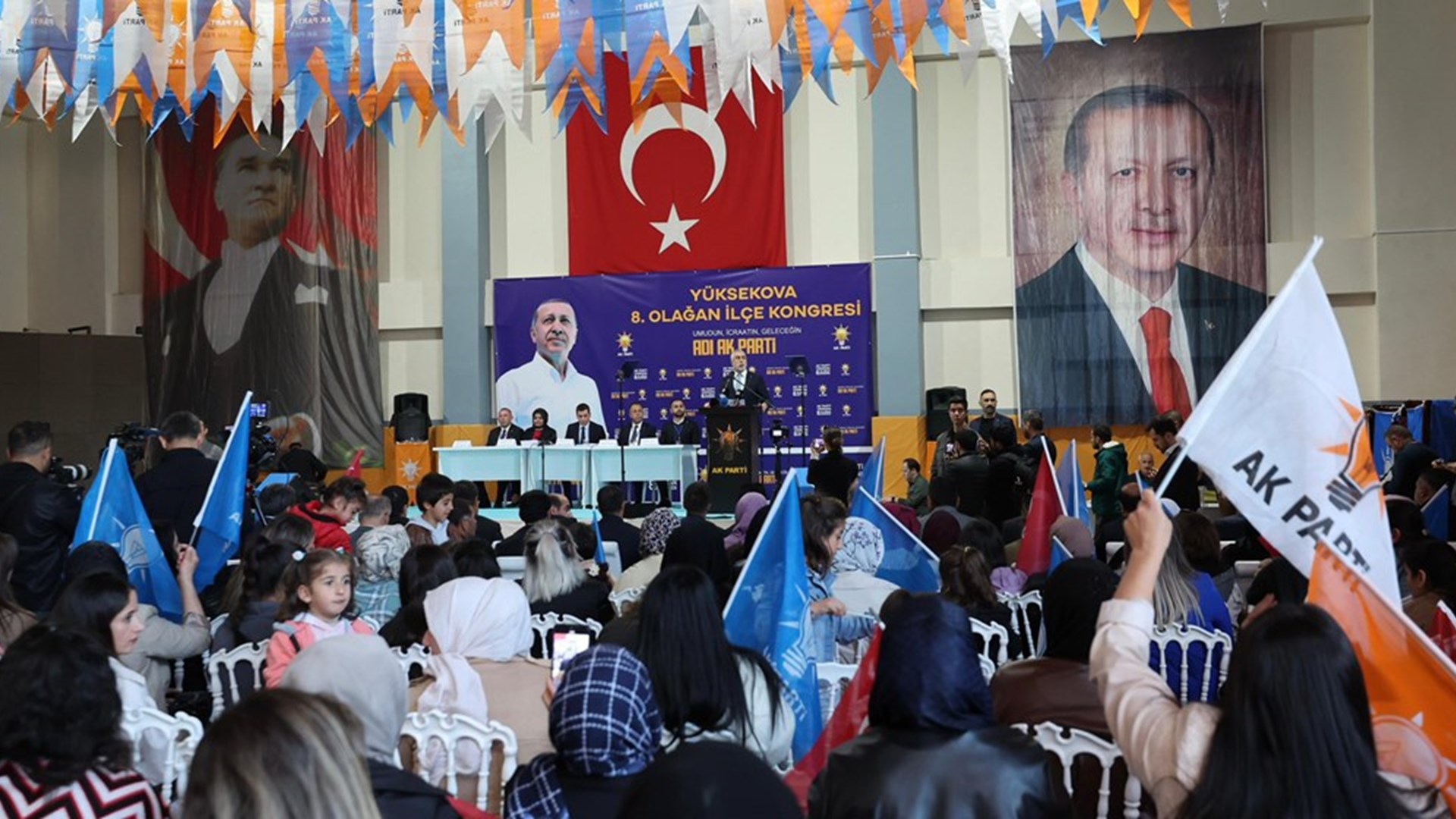 Çalışma ve Sosyal Güvenlik Bakanı Prof. Dr. Vedat Işıkhan, çeşitli ziyaretlerde bulunmak ve programlara katılmak üzere Hakkari’ye gitti.