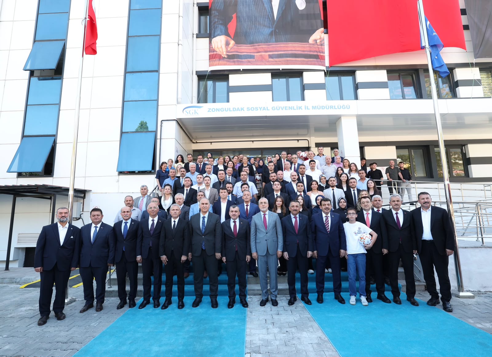 Çalışma ve Sosyal Güvenlik Bakanı Prof. Dr. Vedat Işıkhan, çeşitli ziyaretlerde bulunmak ve programlara katılmak üzere Zonguldak’a gitti.
