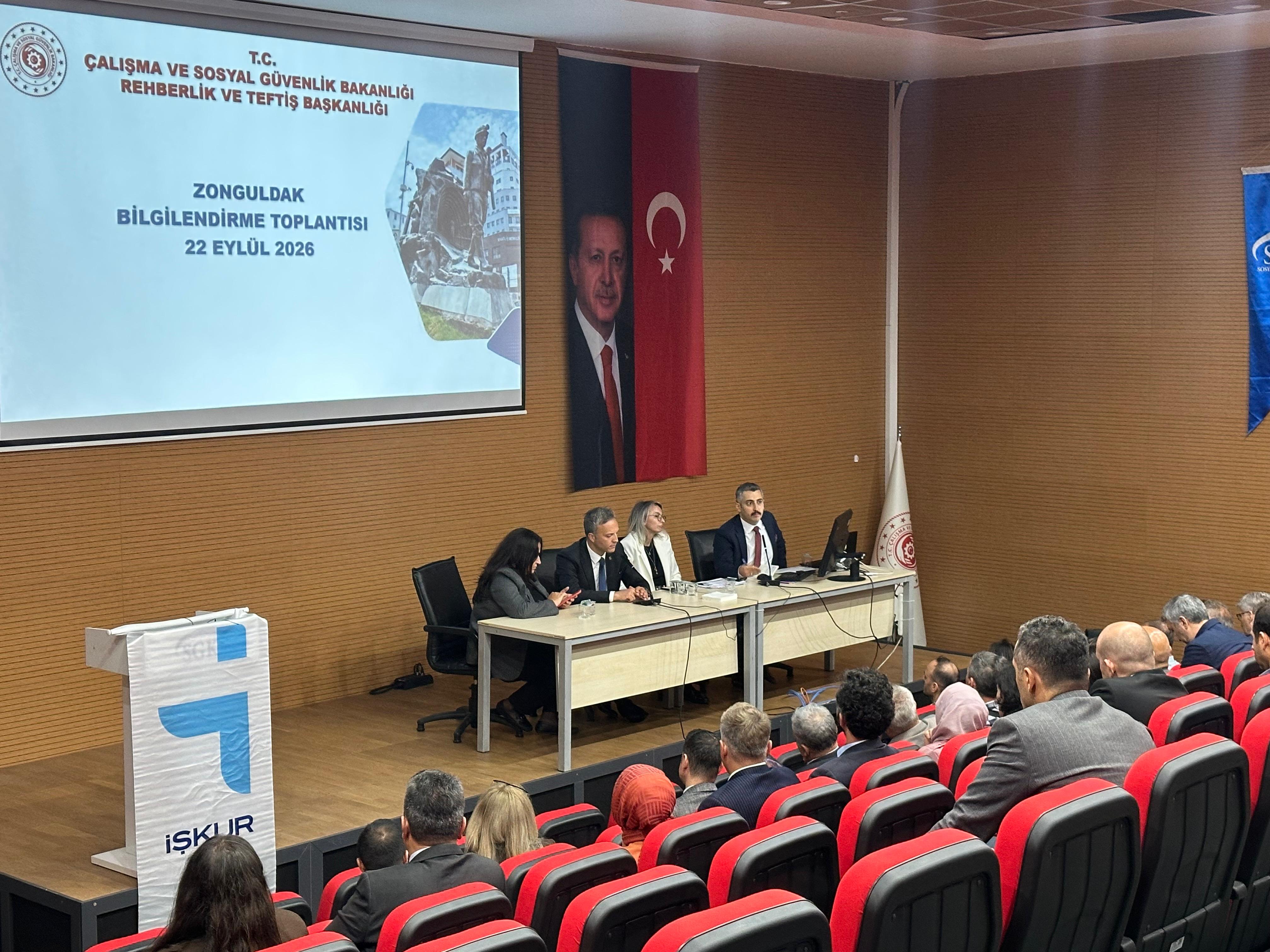 Rehberlik ve Teftiş Başkanlığımız tarafından, Zonguldak Çalışma ve İş Kurumu İl Müdürlüğünün katkılarıyla 22 Eylül 2026 tarihinde Zonguldak Sosyal Güvenlik Kurumu İl Müdürlüğünde bilgilendirme toplantısı gerçekleştirildi. Toplantıda, 2026 yılında yürütülen iş sağlığı ve güvenliği ile işin yürütümü yönünden teftiş faaliyetleri ele alındı.