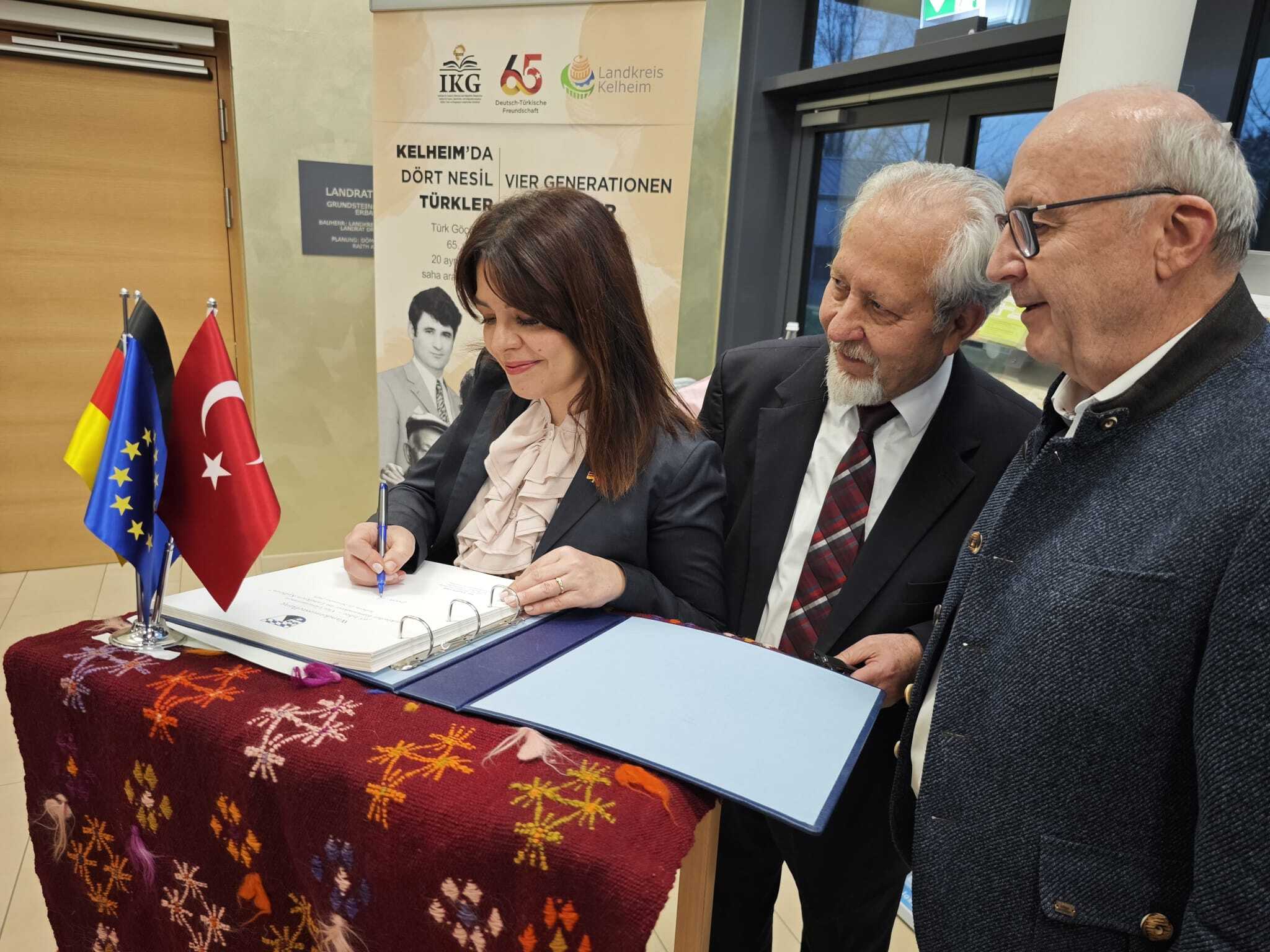 Türkiye’s Labour and Social Security Attaché in Munich, Ms. Şeniz ÖZMERT KOÇER, opened a photo exhibition titled “65 Years – Four Generations of Turks in Kelheim District” to mark the 65th anniversary of the arrival of Turks in Kelheim.