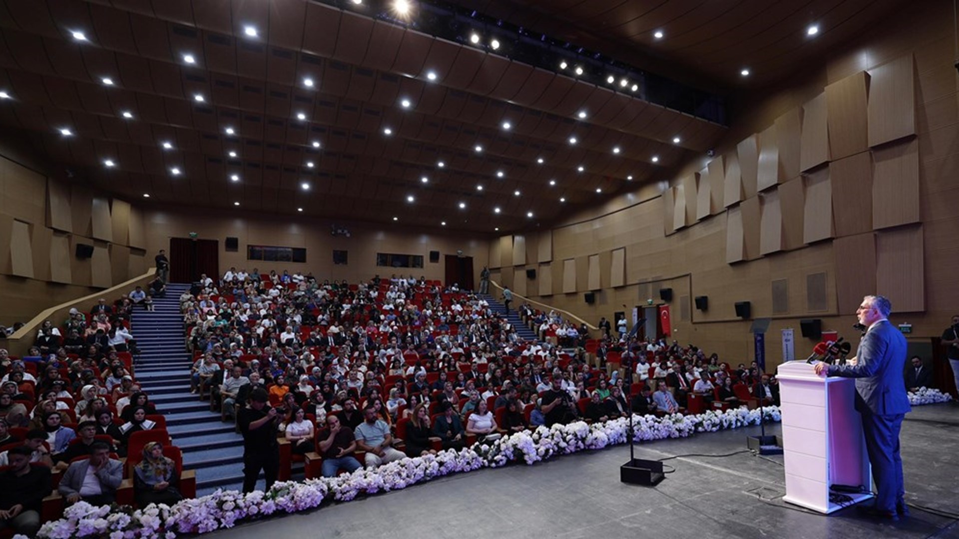 Çalışma ve Sosyal Güvenlik Bakanı Prof. Dr. Vedat Işıkhan, çeşitli temaslarda bulunmak ve “Milli Müdafaadan Milli Kalkınmaya; Türkiye Yüzyılı’nın Kadınları, Kadın İstihdam Sistemi İş Pozitif Tanıtım Programı ve Fuar Açılışı” programına katılmak üzere Sivas’a gitti.