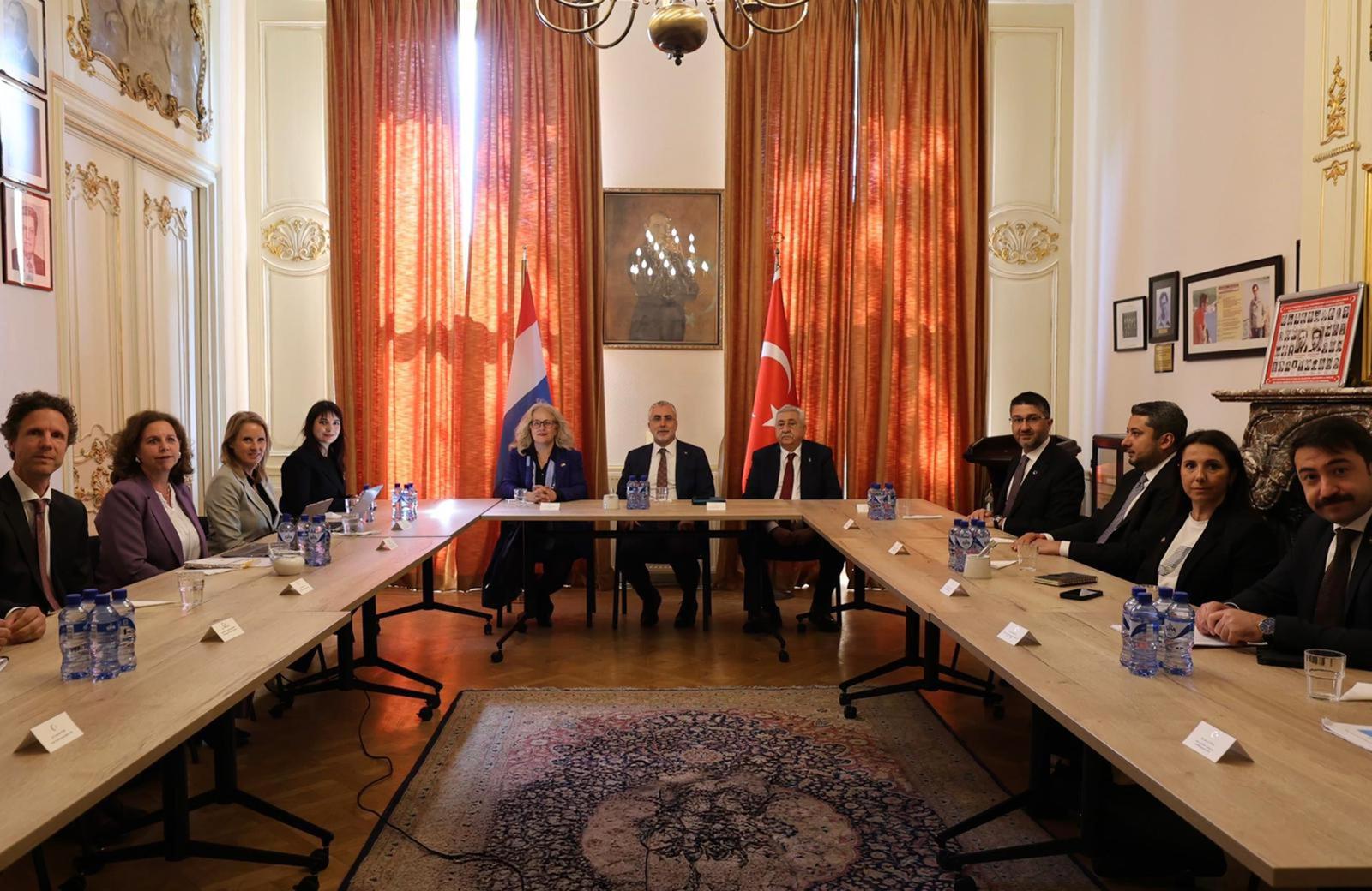 Bakan Işıkhan, Hollanda’da Temaslarda Bulundu