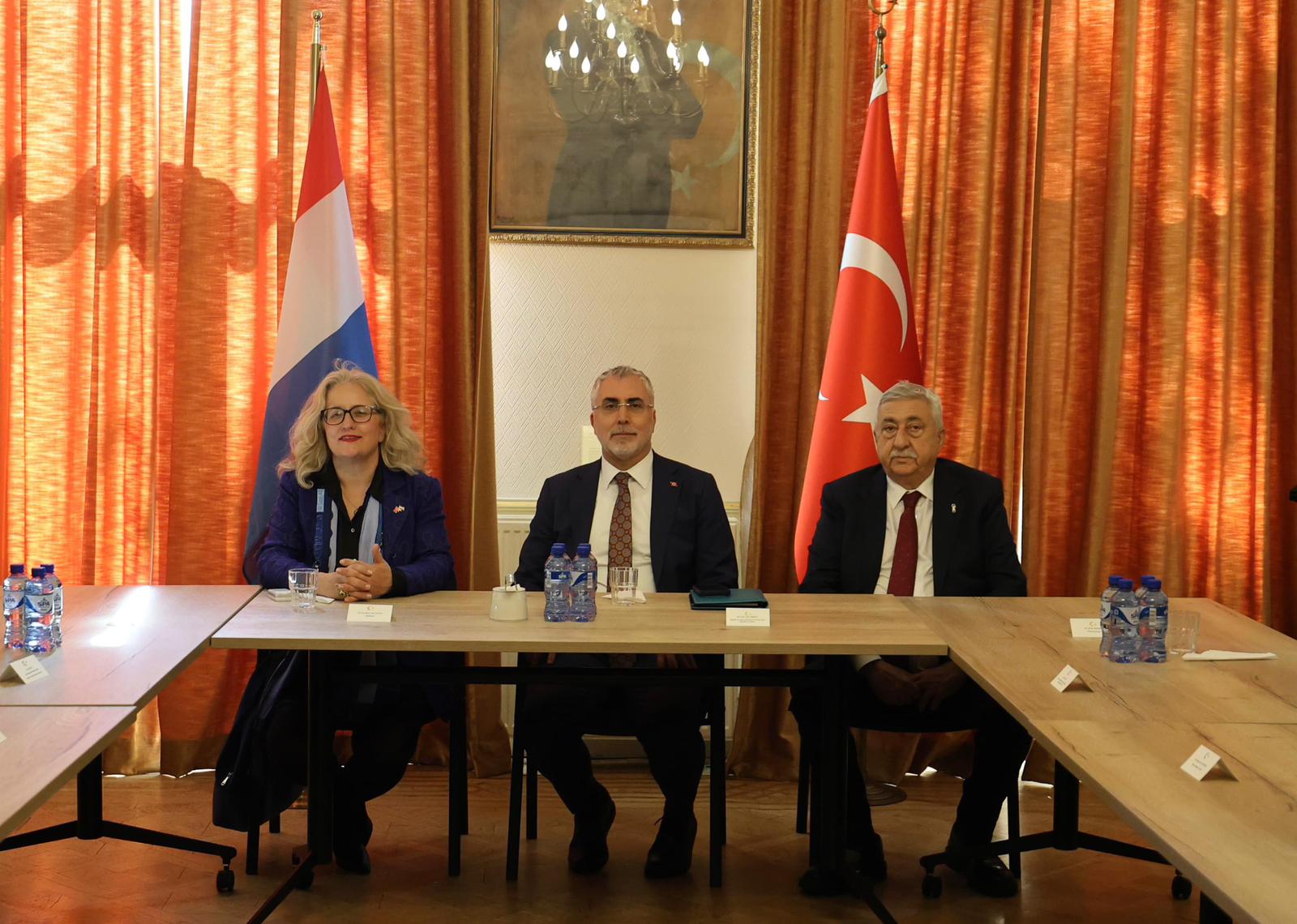 Bakan Işıkhan, Hollanda’da Temaslarda Bulundu