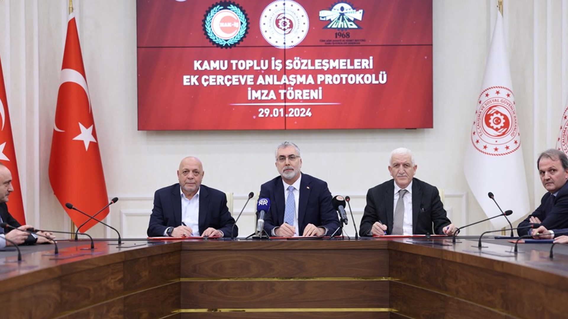 Kamu Toplu İş Sözleşmeleri Ek Çerçeve Anlaşması Protokolü İmza Töreni Çalışma ve Sosyal Güvenlik Bakanı Prof. Dr. Vedat Işıkhan’ın katılımıyla Çalışma ve Sosyal Güvenlik Bakanlığı ev sahipliğinde düzenlendi.