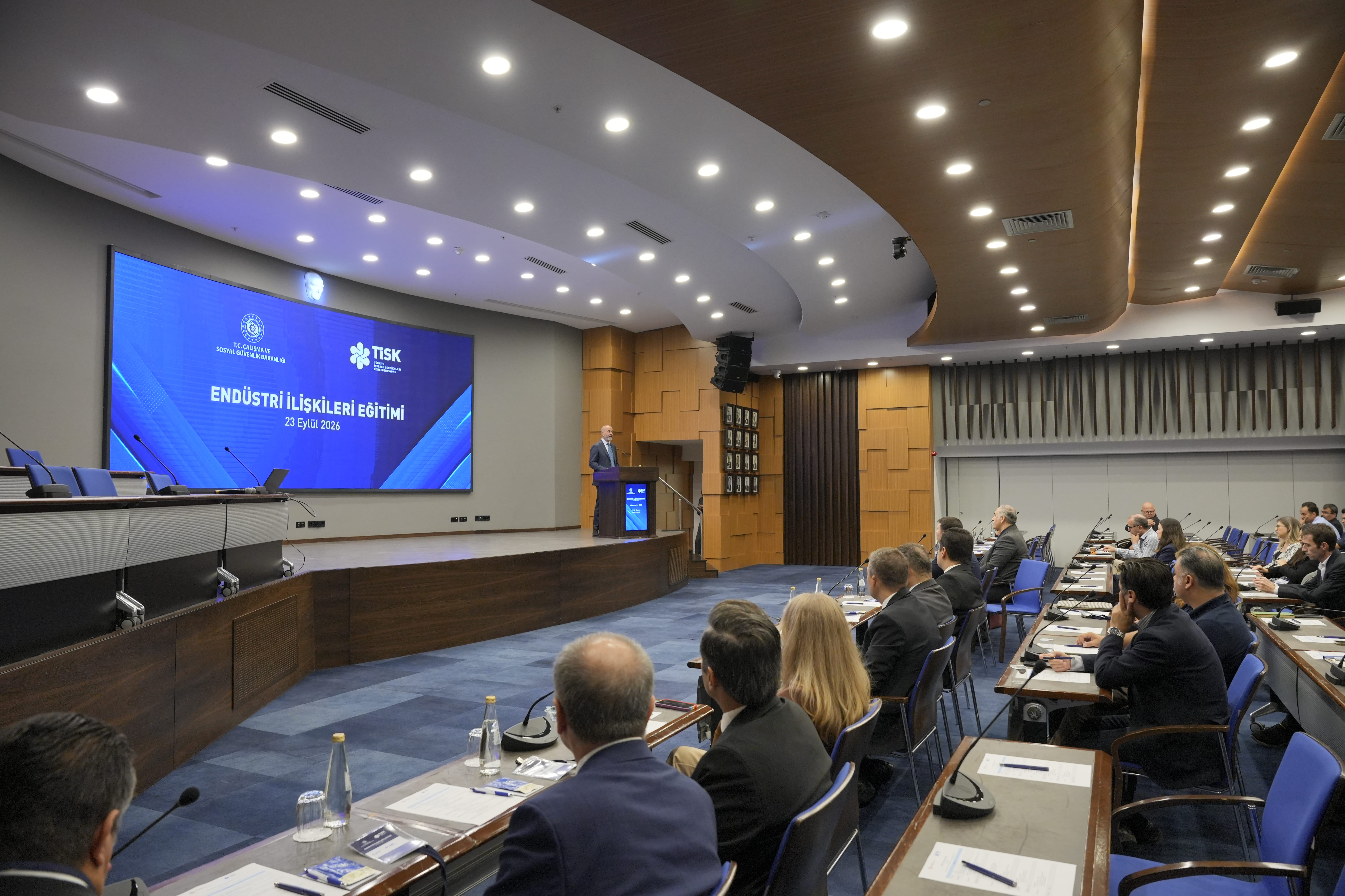 Türkiye İşveren Sendikaları Konfederasyonu (TİSK) ile Çalışma ve Sosyal Güvenlik Bakanlığı Rehberlik ve Teftiş Başkanlığı iş birliğinde düzenlenen “Endüstri İlişkileri Eğitimi”, 23 Eylül 2026 tarihinde İzmir Ticaret Odasında gerçekleştirildi. Programda rehberlik ve teftiş uygulamaları, yeni nesil çalışma modelleri, adil geçiş ile bireysel ve toplu iş hukukuna ilişkin güncel konular ele alındı. 
