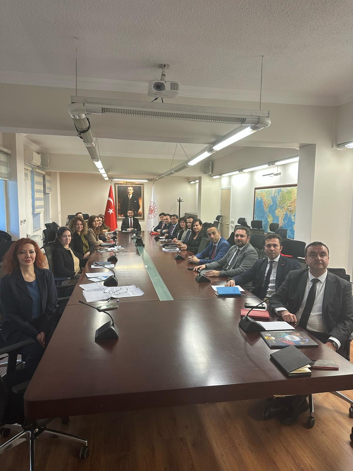 Bakanlığımız, Asya Kalkınma Bankası (AKB) yetkilileri ile 4 Mart 2025 tarihinde bir tanışma ve işbirliği toplantısına ev sahipliği yaptı. Ülkemiz, 1991 yılından bu yana "bölge dışı üye" statüsünde bulunduğu AKB'ye, 2024 yılı Aralık ayında Guvernörler Kurulu tarafından alınan kararla "bölgesel üye" olarak kabul edilmişti.