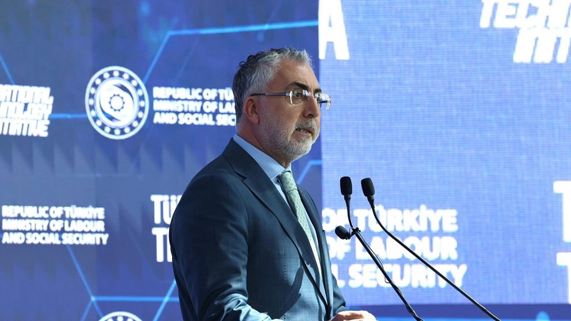 Çalışma ve Sosyal Güvenlik Bakanı Vedat Işıkhan, Sanayi ve Teknoloji Bakanı Mehmet Fatih Kacır ile birlikte İstanbul Havaalanı’nda düzenlenen Türkiye Techvisa Tanıtım Programı’na katılarak bir konuşma gerçekleştirdi.