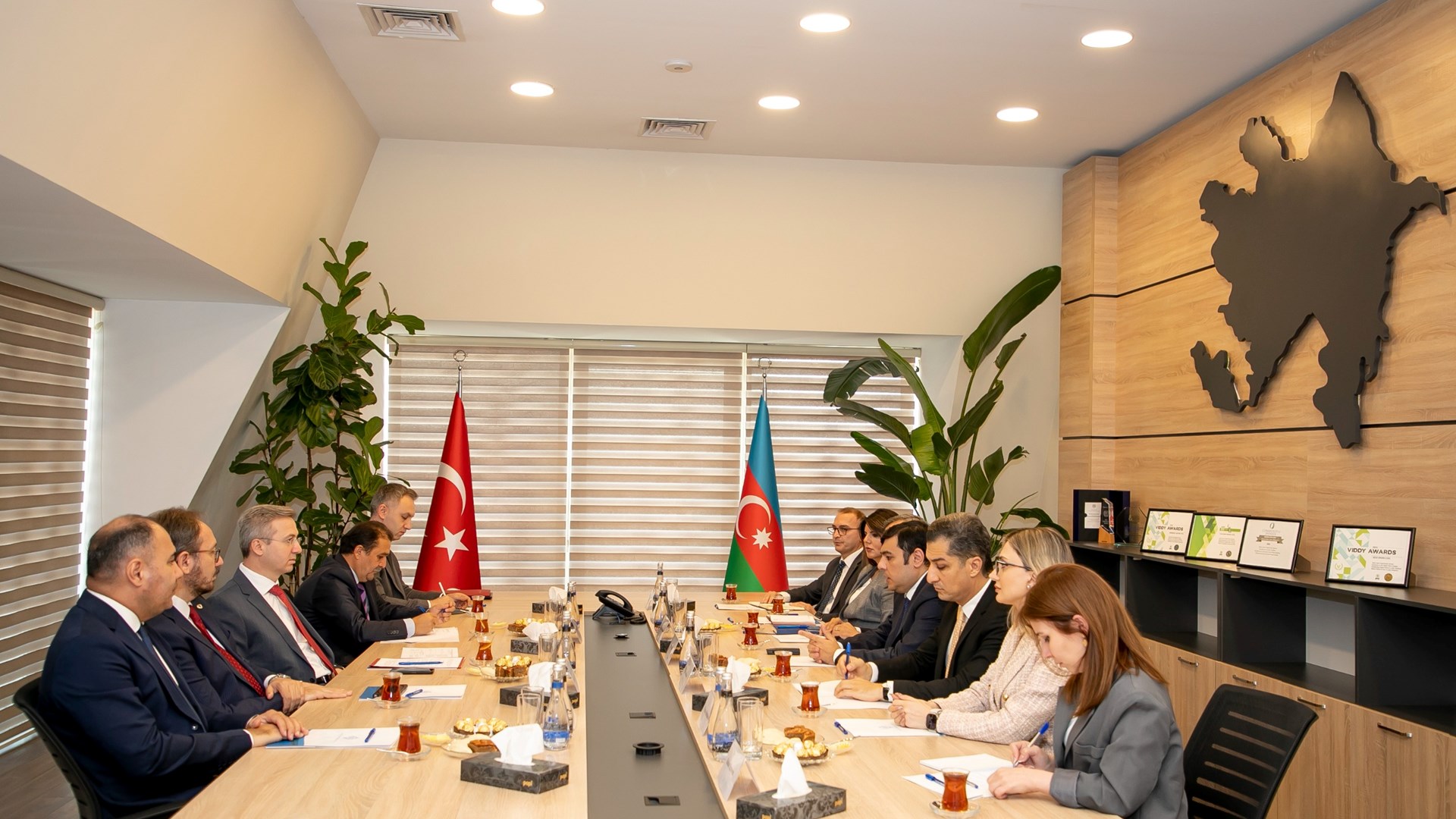 Türkiye Cumhuriyeti Çalışma ve Sosyal Güvenlik Bakanlığı ile Azerbaycan Cumhuriyeti Çalışma ve Halkın Sosyal Koruması Bakanlığı arasındaki 11. Ortak Daimî Komisyon Toplantısı’nda kabul edilen “2024-2025 Eylem Planı” çerçevesinde, Rehberlik ve Teftiş Başkanımız Bekir Aktürk ve beraberindeki heyet, Azerbaycan’a çalışma ziyareti gerçekleştirdi. Ziyaret kapsamında, 23 Eylül 2025 tarihinde çeşitli oturumlar düzenlendi.